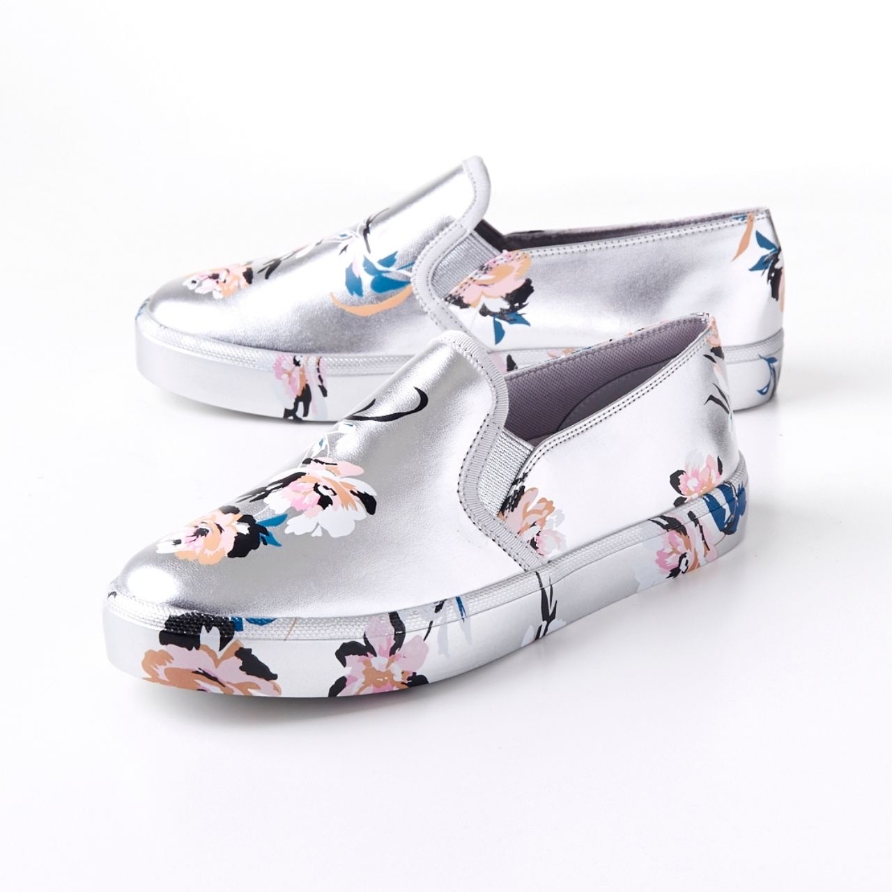 ตัวอย่างรองเท้าที่เหมาะกับสาวรูปเท้าเรียวยาวได้รูป