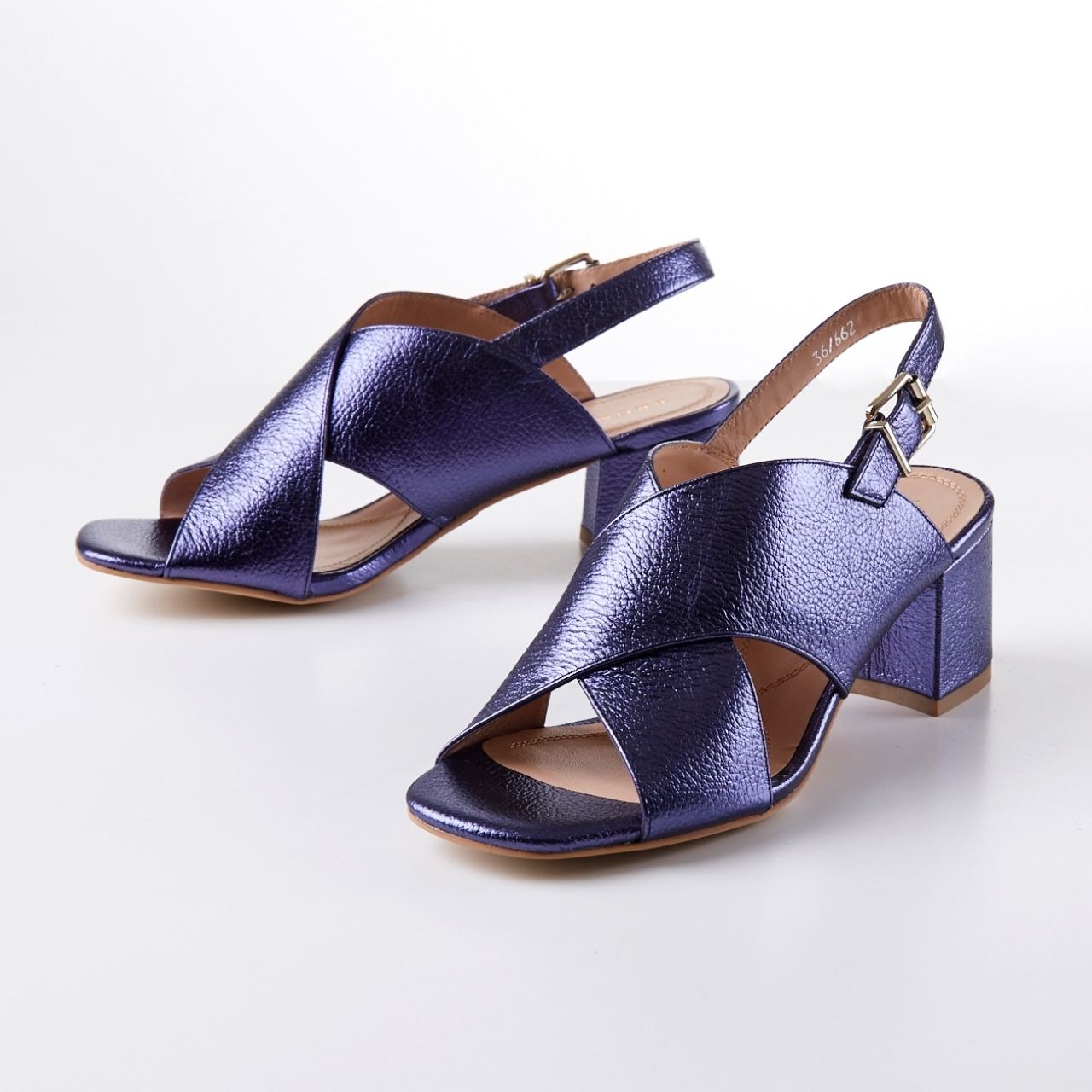 ตัวอย่างรองเท้าที่เหมาะกับสาวปลายเท้าบาน กว้าง เท้าอูมหนา หน้าเท้ากว้าง