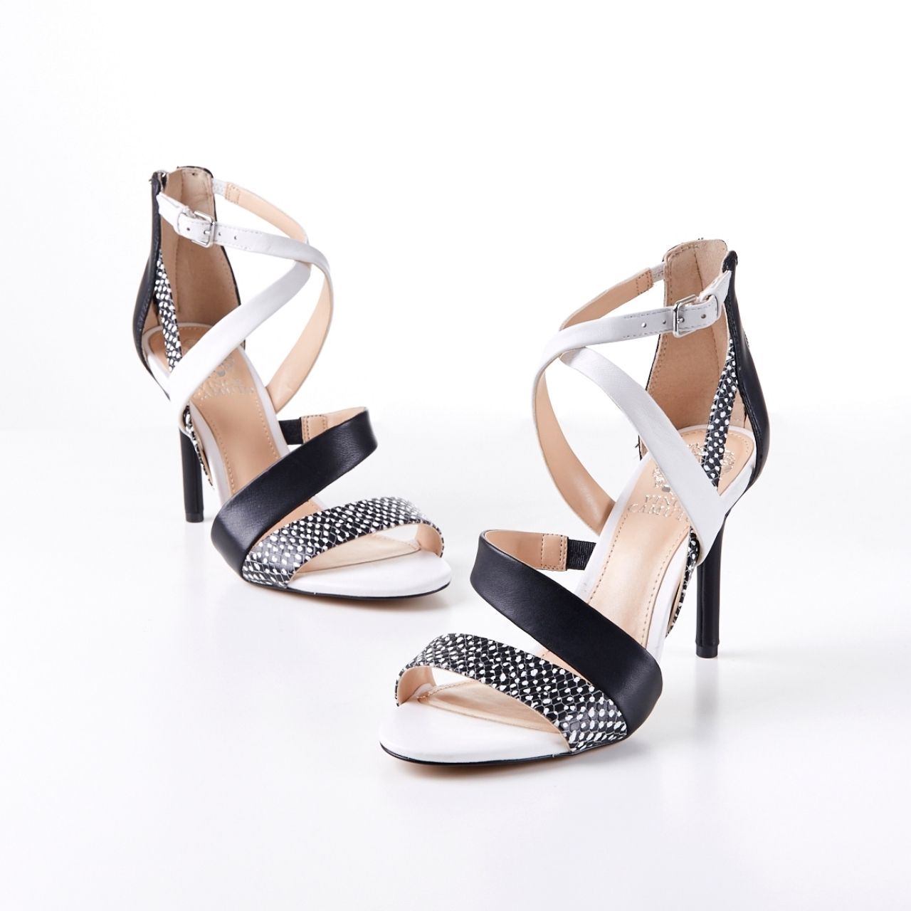 ตัวอย่างรองเท้าที่เหมาะกับสาวเท้าใหญ่อูม ช่วงขาใหญ่