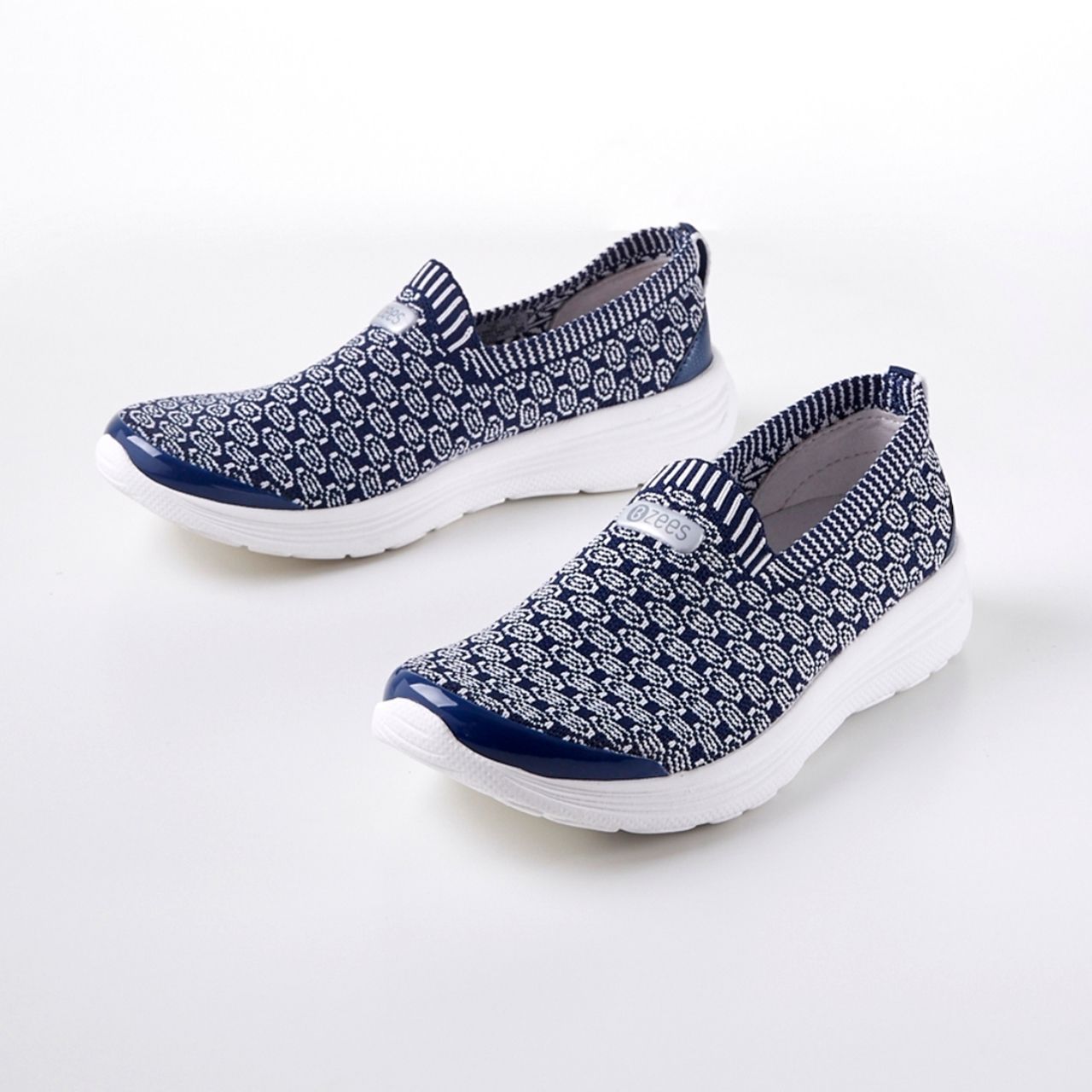 ตัวอย่างรองเท้าที่เหมาะกับสาวลักษณะอุ้งเท้าโค้ง