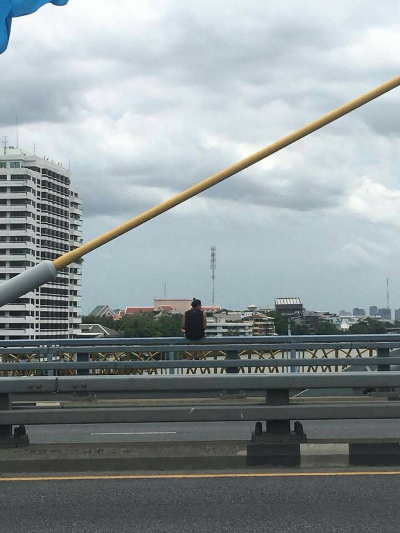 ภาพก่อนโดดสะพาน