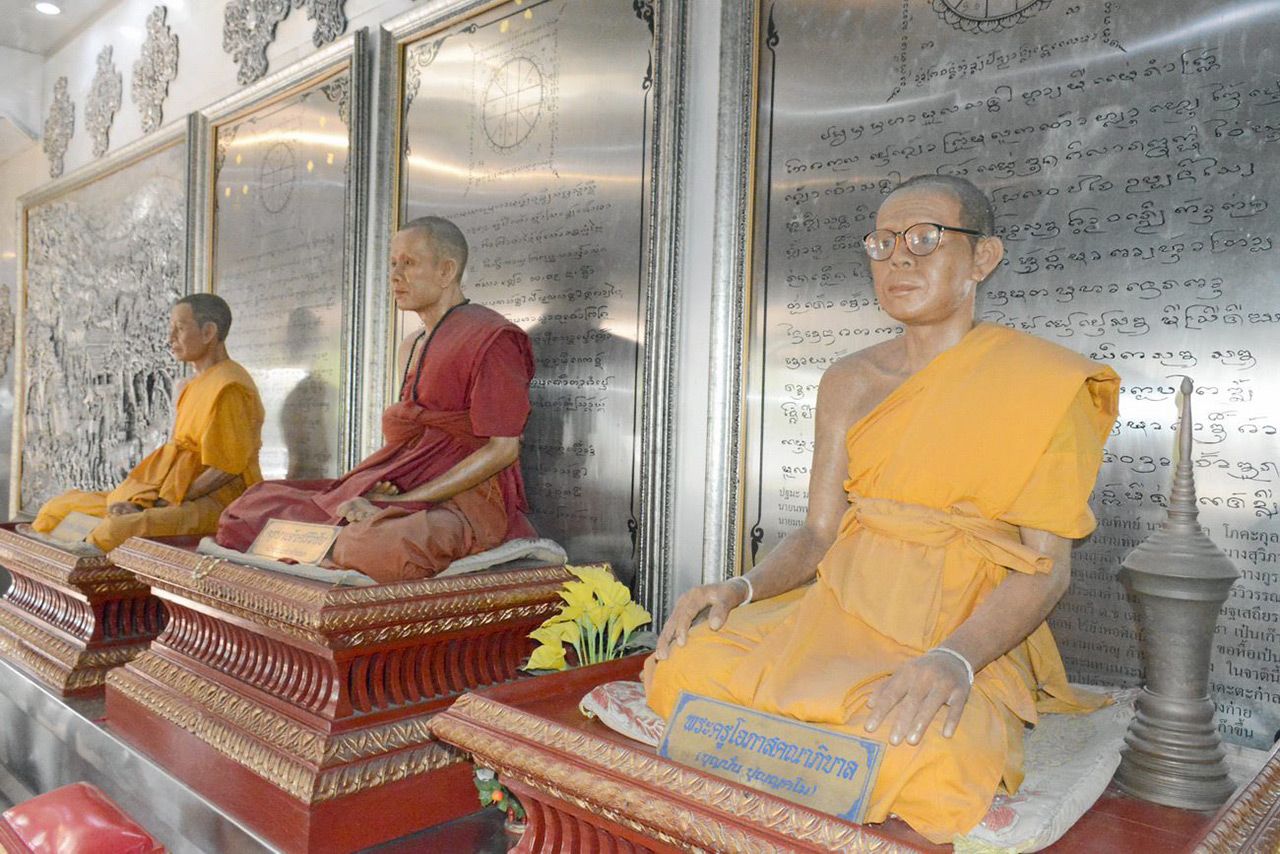 3 ครูบาผู้ยิ่งใหญ่สร้างไว้ให้กราบไหว้บูชาภายในศาลา.