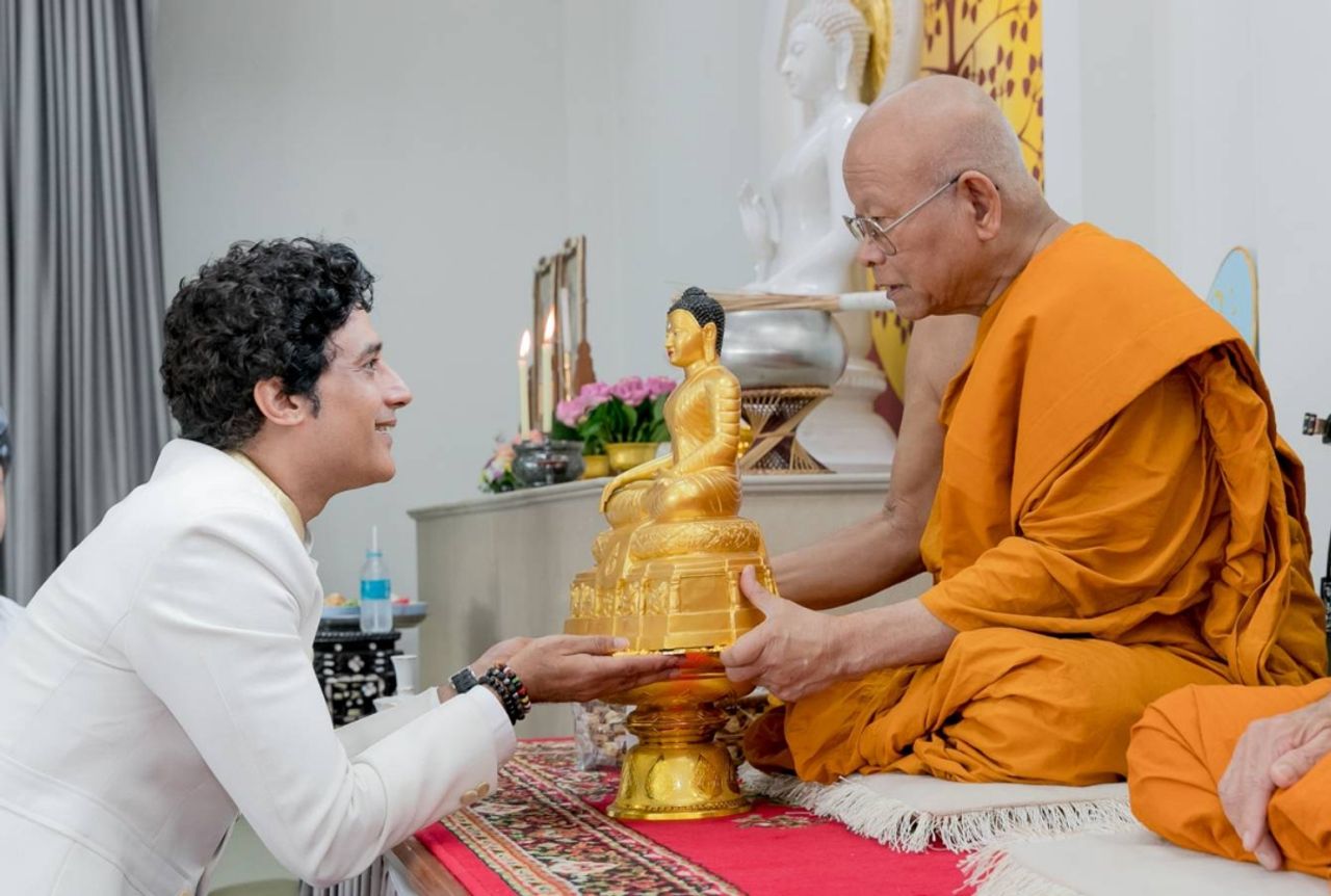 กากัน มาลิค กับ พระราชวรญาณโสภณ (ชุบ เขมงฺกโร)​ เจ้าอาวาสวัดธาตุทอง พระอารามหลวง