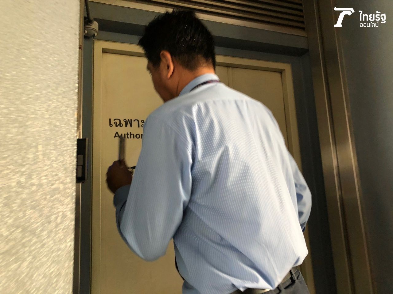 นอกจากแม่บ้าน ก็มีเจ้าหน้าที่ฝ่ายอื่นของ BTS ช่วยเหลือพาไปใช้ห้องน้ำ และต้องสแกนบัตรก่อนเข้าไปในพื้นที่