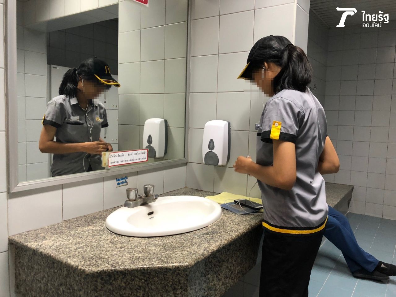 จะมีแม่บ้านมานั่งเฝ้าหากมีผู้โดยสารร้องขอใช้ห้องน้ำ ส่วนพนักงานร้านค้าในสถานี ต้องแลกบัตรก่อนเข้ามาใช้บริการห้องน้ำ 