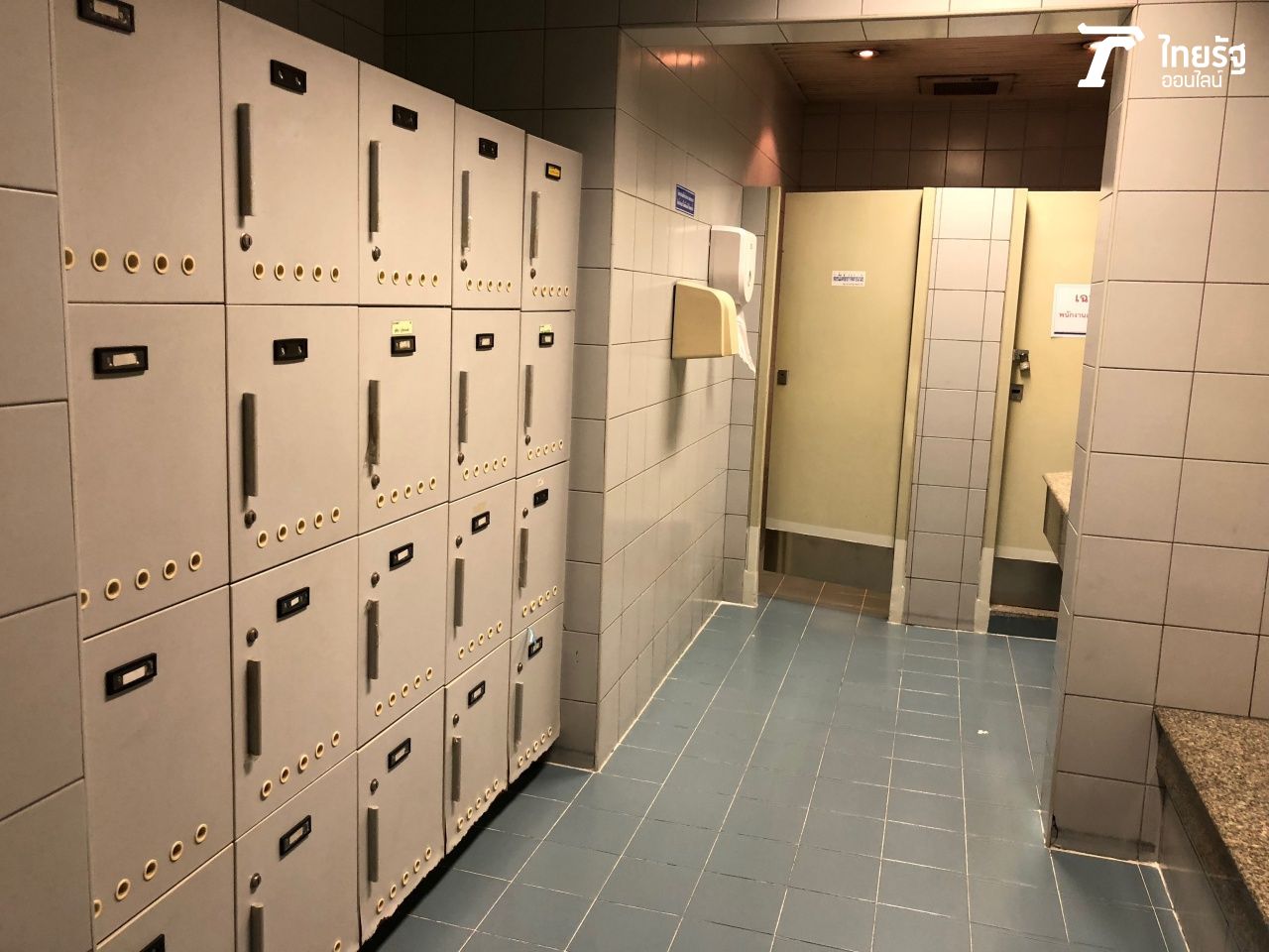 บริเวณพื้นที่ทั้งหมดในห้องน้ำหญิงของสถานีหนึ่ง มีการแบ่งพื้นที่ใช้งานต่างๆ เช่น ตู้ล็อกเกอร์เก็บของๆ  ที่แขวนของพนักงาน BTS และที่นั่ง