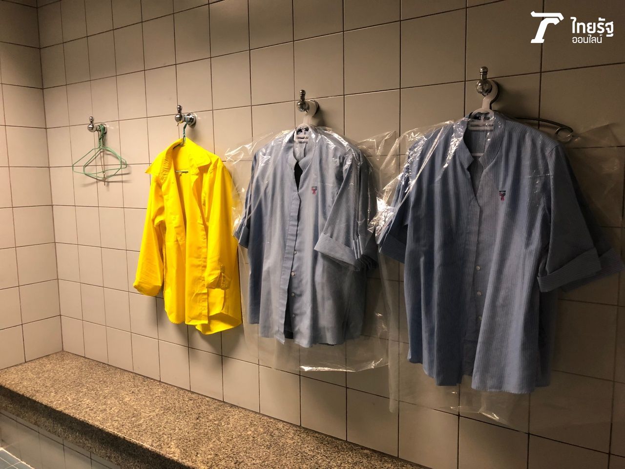 ที่สำหรับแขวนเสื้อผ้า และที่นั่งในห้องน้ำหญิงของสถานีแห่งหนึ่ง