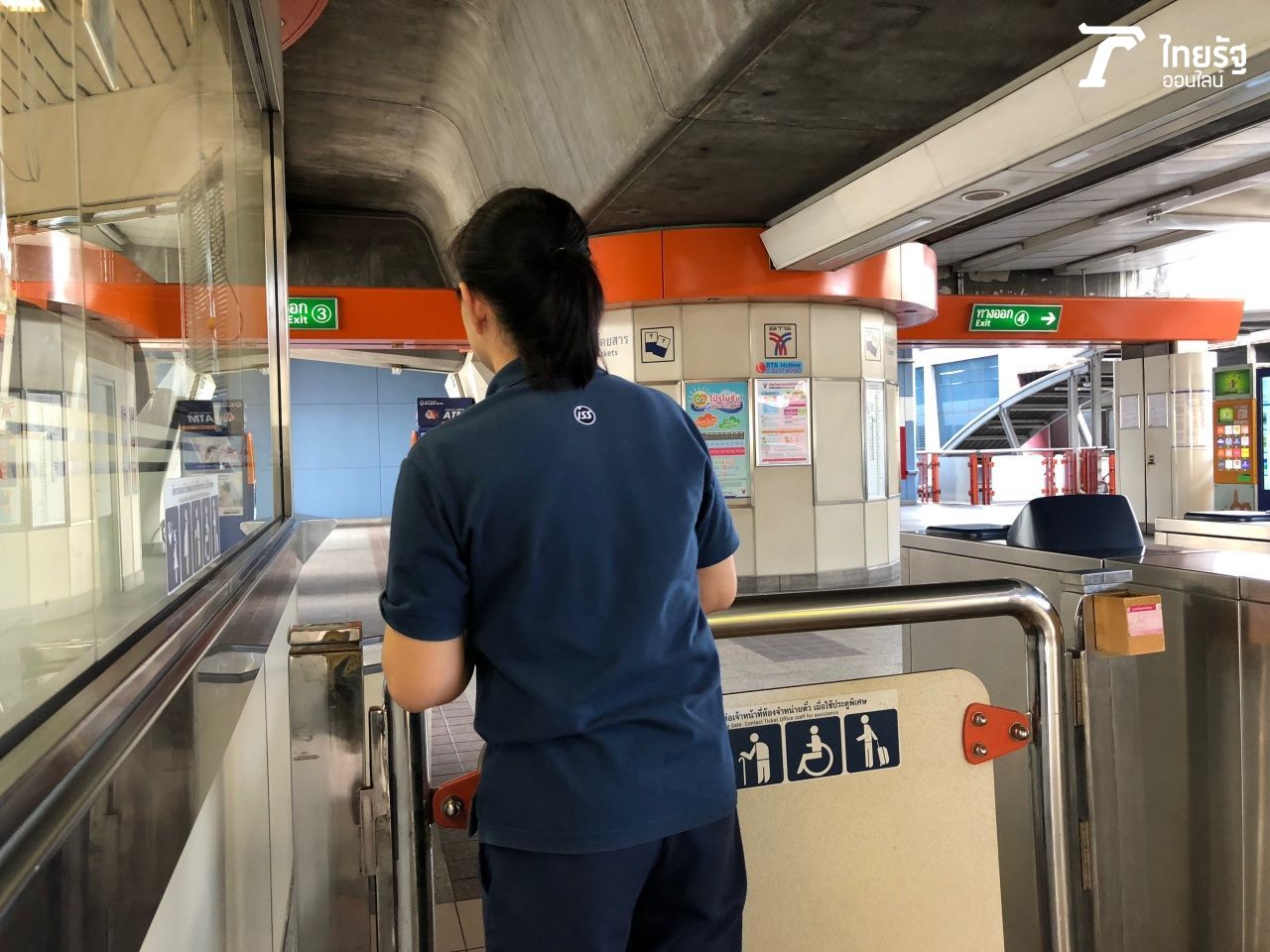 ช่องทางพิเศษ ที่แม่บ้านสถานีพาไปเข้าห้องน้ำของพนักงาน