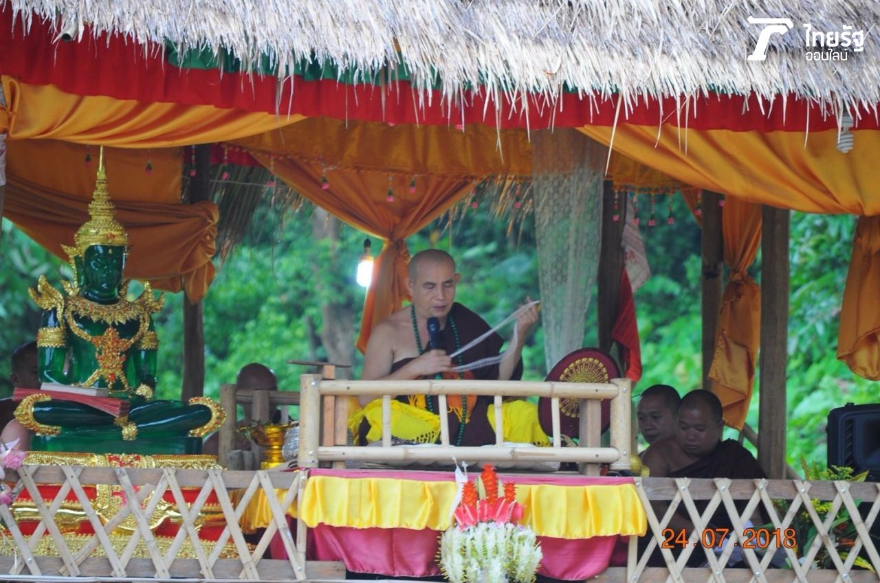 ครูบาบุญชุ่มแสดงธรรมก่อนที่จะเข้าไปกรรมฐานภายในถ้ำ