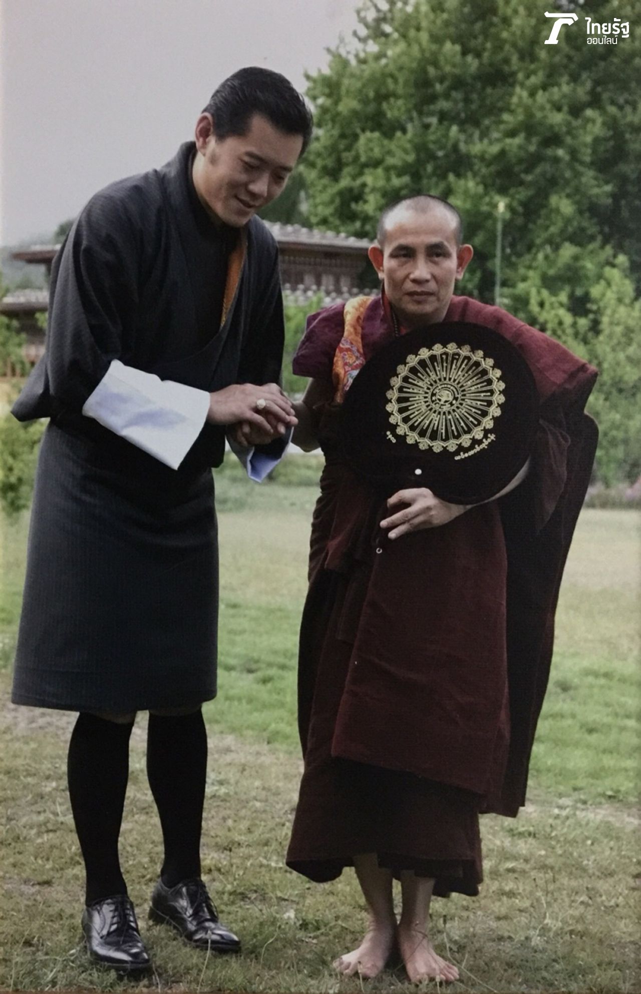 ภาพถ่ายสมเด็จพระราชาธิบดีจิกมี เคเซอร์ นัมเกล วังชุก แห่งราชอาณาจักรภูฏาน และครูบาบุญชุ่ม