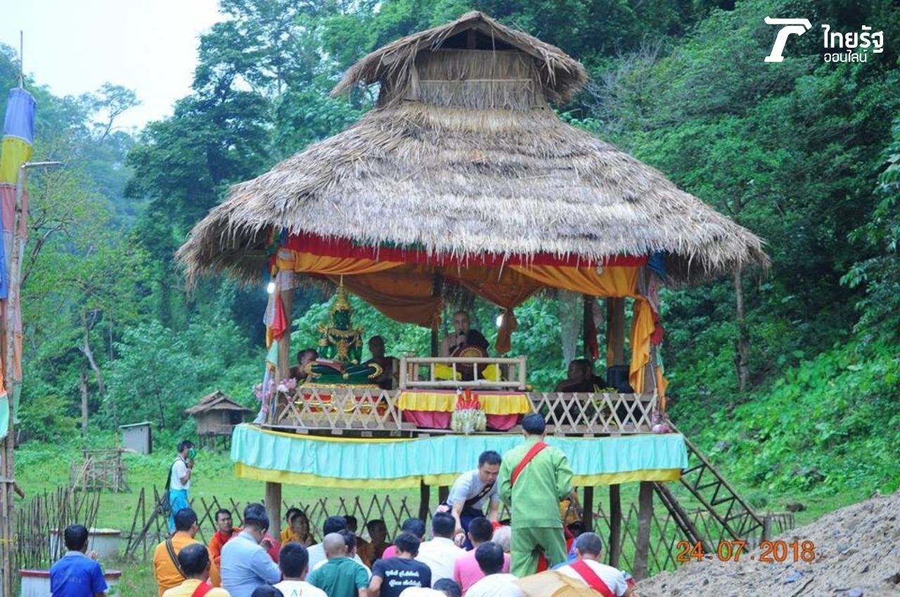 ครูบาบุญชุ่มแสดงธรรมก่อนที่จะเข้าไปกรรมฐานภายในถ้ำ