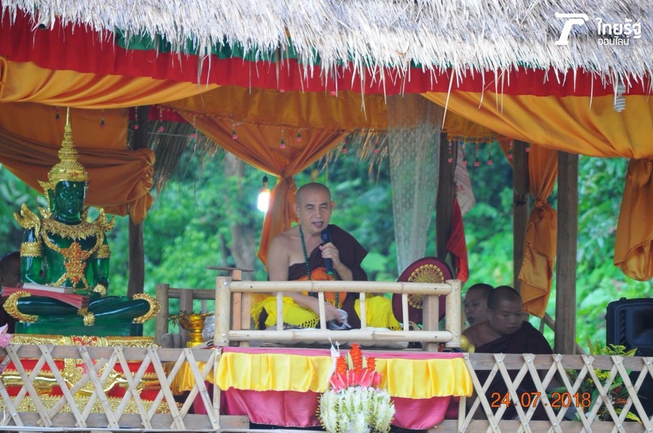 ครูบาบุญชุ่มแสดงธรรมก่อนที่จะเข้าไปกรรมฐานภายในถ้ำ