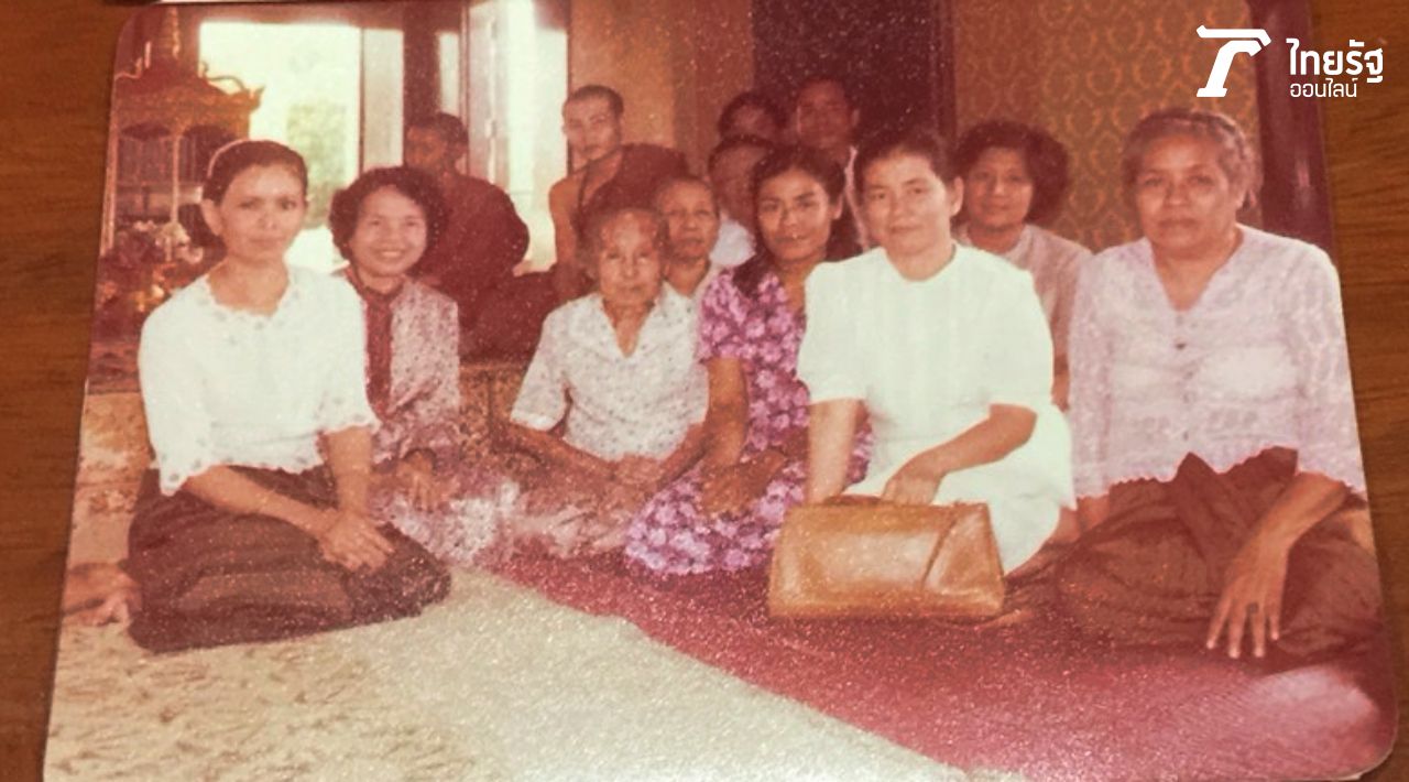 คนที่ 2 จากขวา คือ โยมแม่ตุ๊ เชียงใหม่ ในฐานะแม่บุญธรรมของครูบาบุญชุ่ม