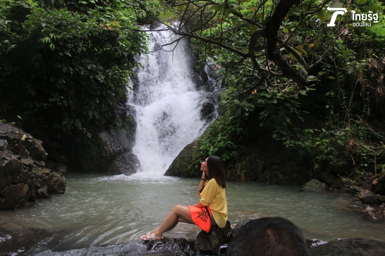 น้ำตกตลองคราม อยากเย็นๆ ต้องนั่งเรือไป จากเหนือเขื่อนขุนด่านปราการชล นครนายก