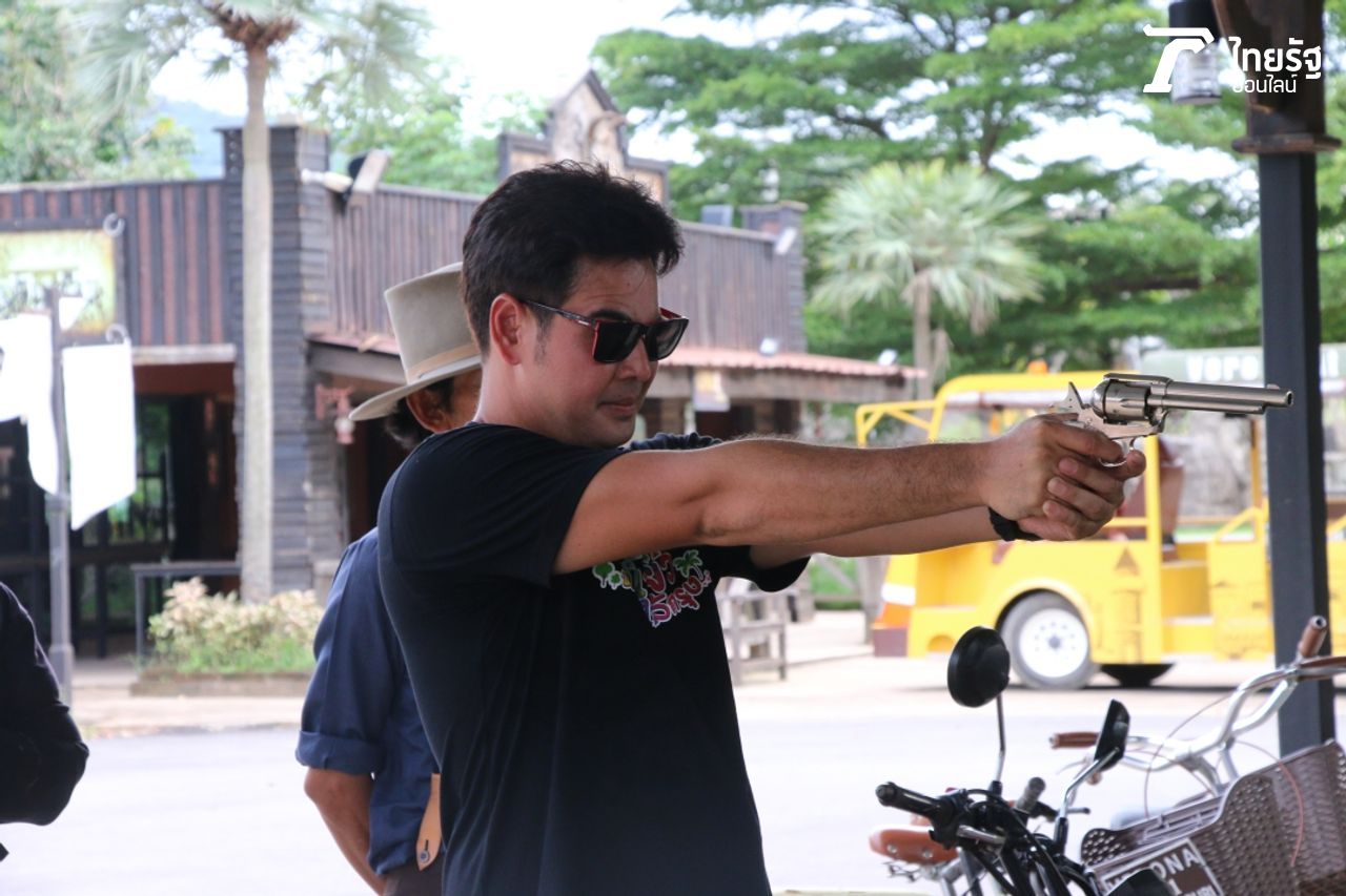 หลบด่วน! มุ่งมั่นกับการยิ่งจาก จ๊อบ นิธิ สมุทรโคจร 