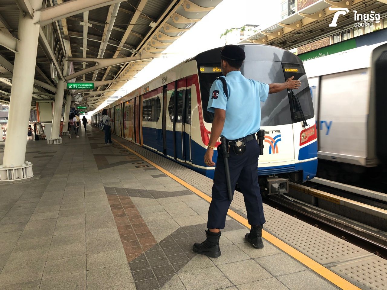 รปภ. ทำงานหนักทุกสถานี โดยเฉพาะสถานีที่ไม่มีประตูกั้น ต้องคอยเป่านกหวีด เตือน ห้ามผู้โดยสารยืนล้ำเส้นสีเหลือง เพื่อความปลอดภัย