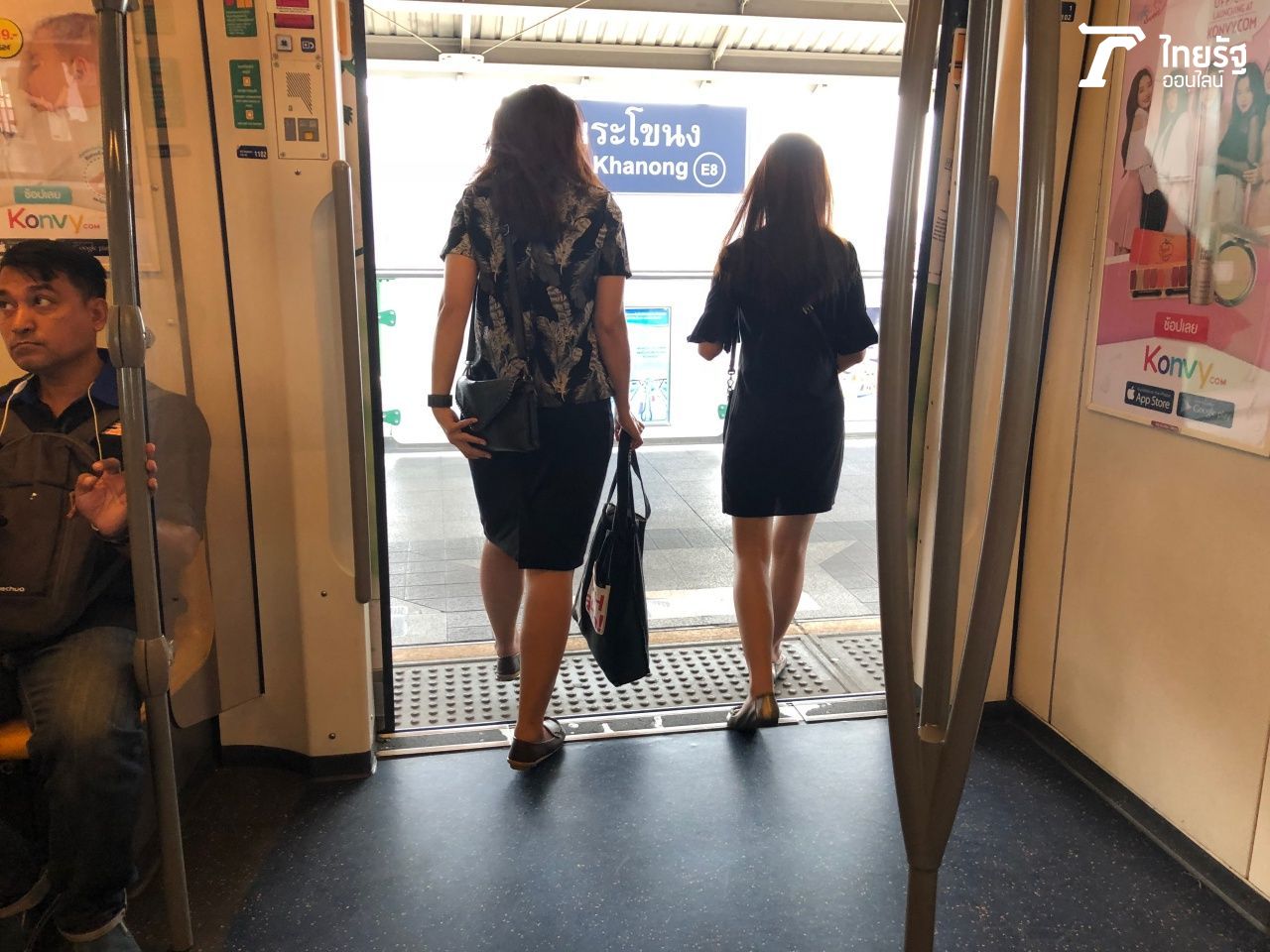 สถานีที่ไม่มีประตูกั้นระหว่างชานชาลากับรถไฟฟ้า