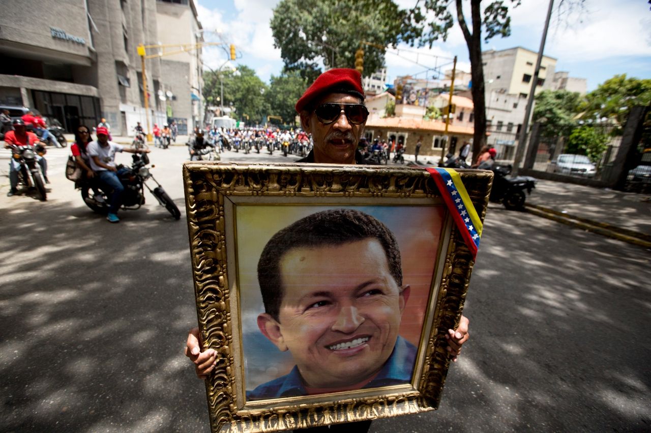 คนในกรอบรูป คือ ฮูโก ชาเวซ