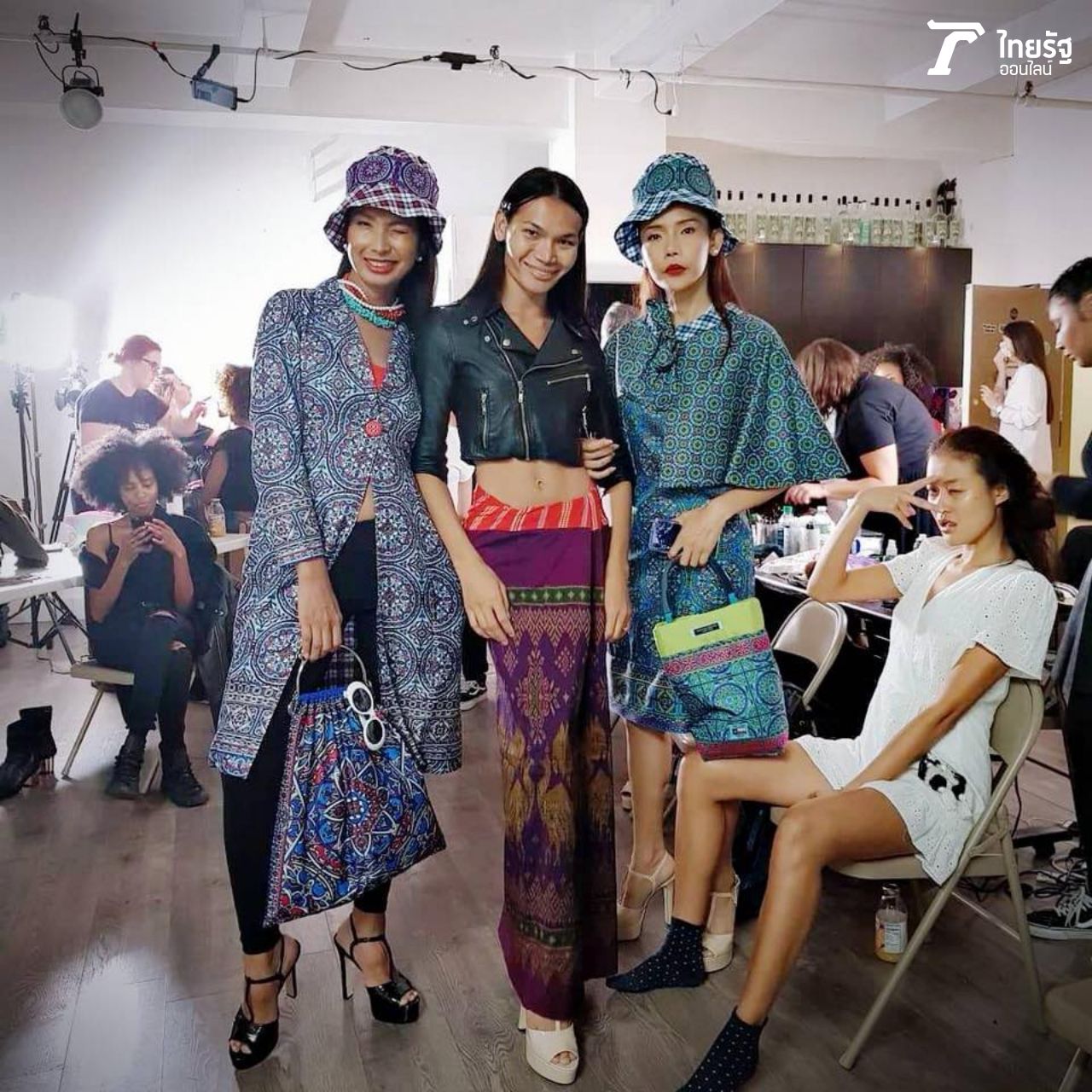 (ขวาสุด) ส้มโอ ประเทือง ยลรตี โคมกลอง