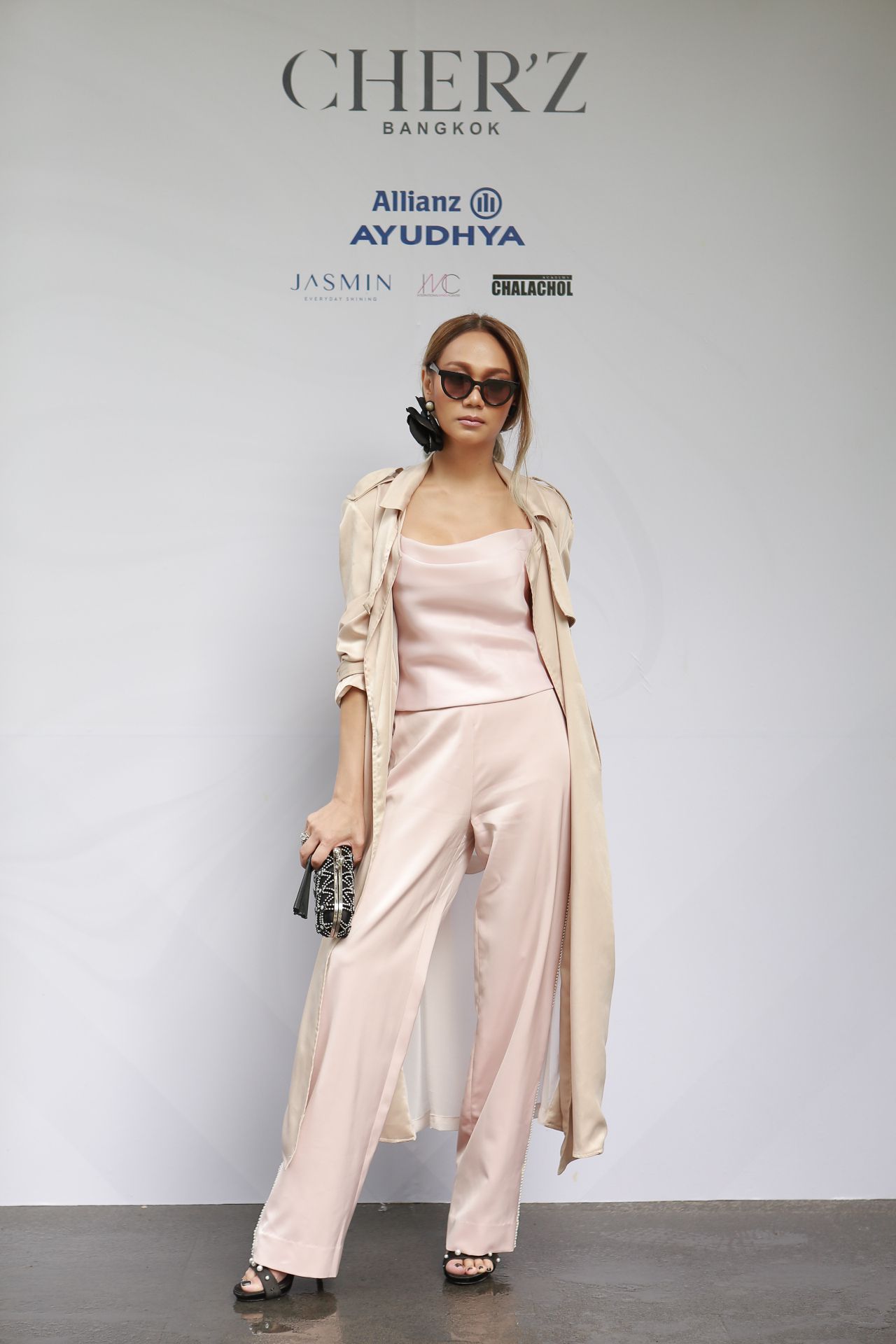 สวมแว่นดำคอมพลีตลุคเท่ไปอีก