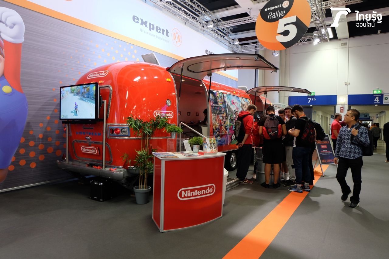 บูธเครื่องเล่นเกมของ Nintendo ที่คนเต็มอยู่ตลอด