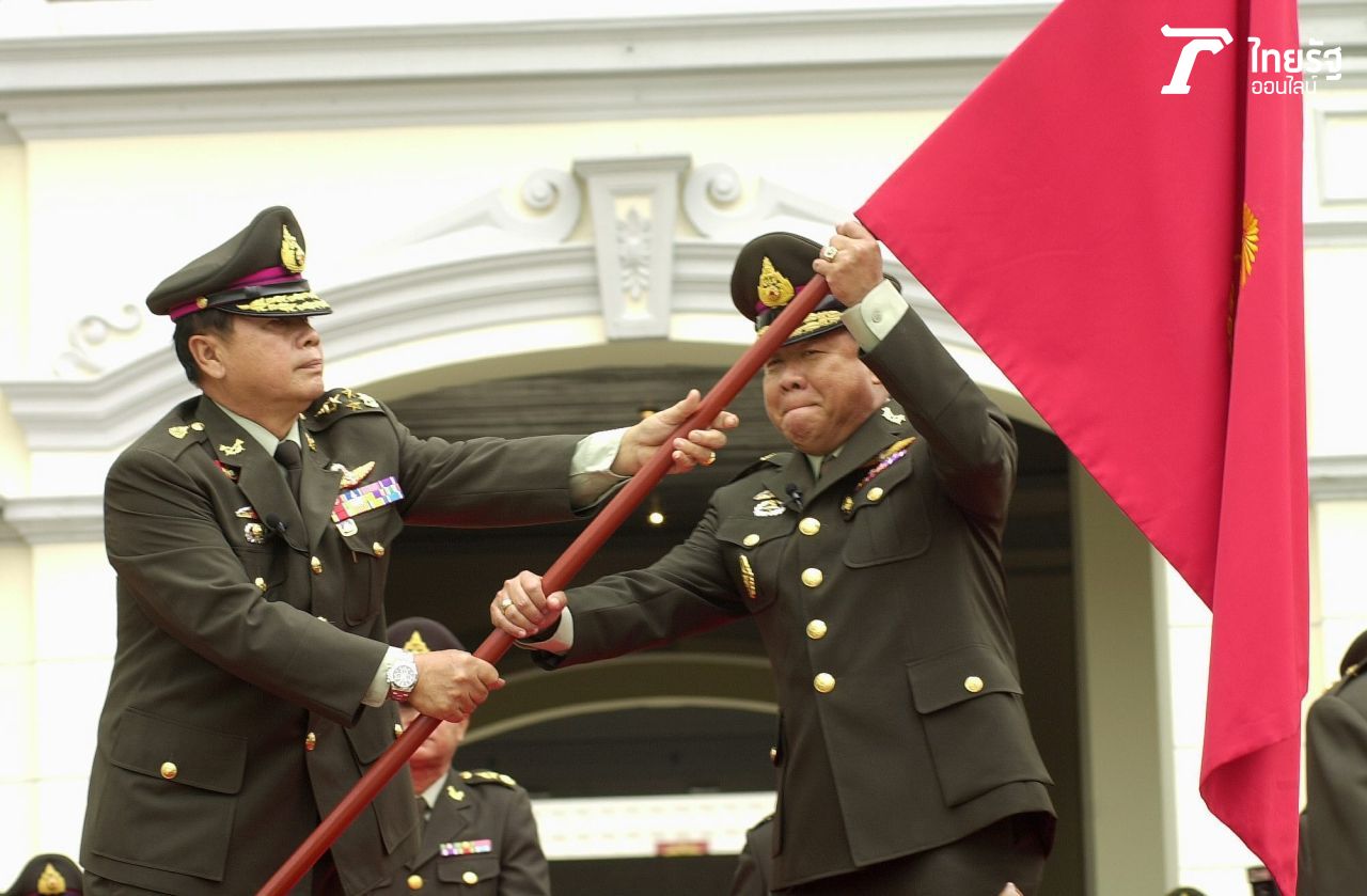 พล.อ.ประวิตร วงษ์สุวรรณ รับตำแหน่ง ผบ.ทบ.คนใหม่ โดยมี พล.อ.ชัยสิทธิ์ ชินวัตร อดีต ผบ.ทบ.ทำพิธีมอบ