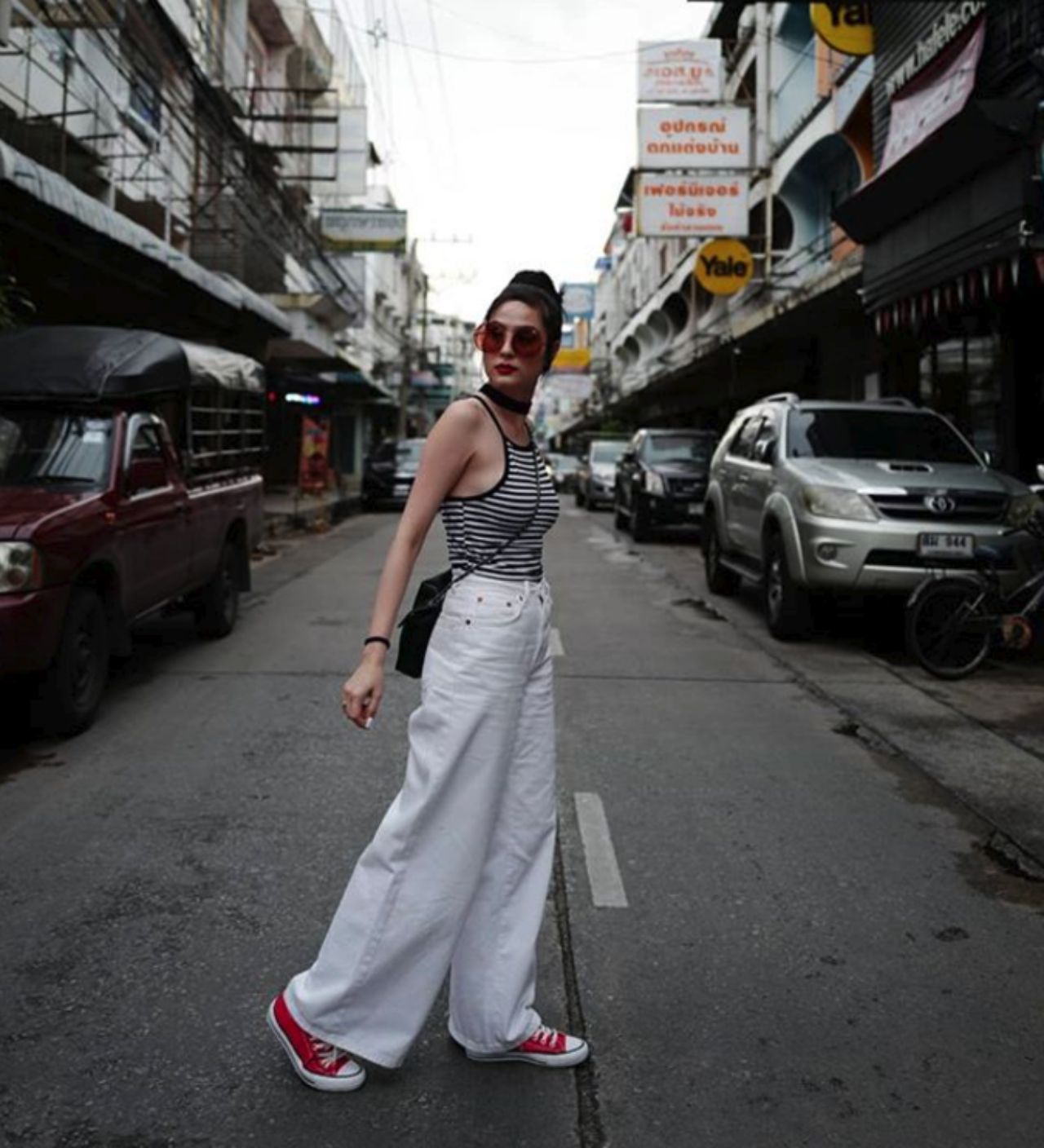 เสื้อกล้ามลายขวางกับกางเกงทรงฮิปฮอปสีขาว คอนเวิร์สแดง ตัดดีเหมือนกัน 
