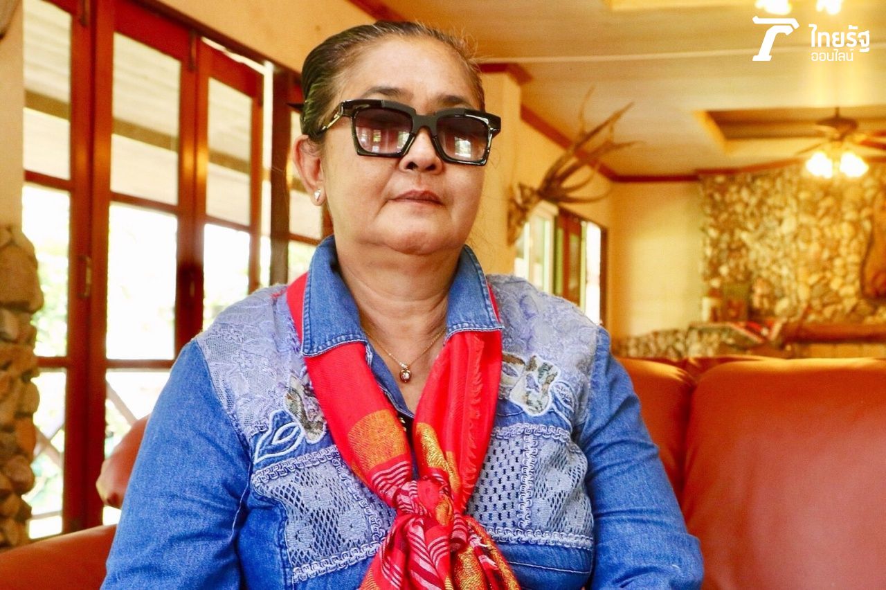 ไก่ ดวงชีวัน ในวัย 62 ปี ใส่แว่นดำเพราะมีปัญหาสุขภาพดวงตา