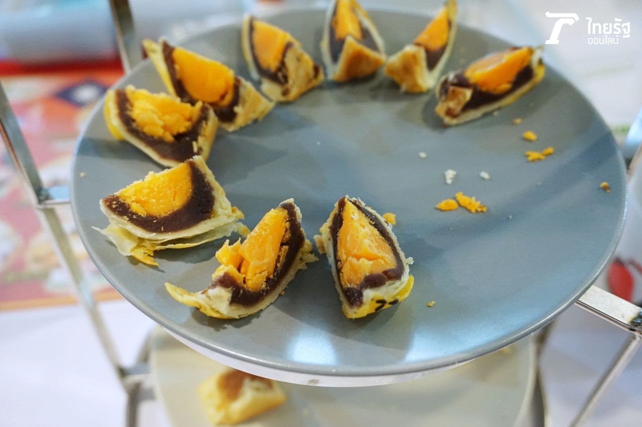 ขนมเปี๊ยะไส้ถั่วแดงไข่เค็ม