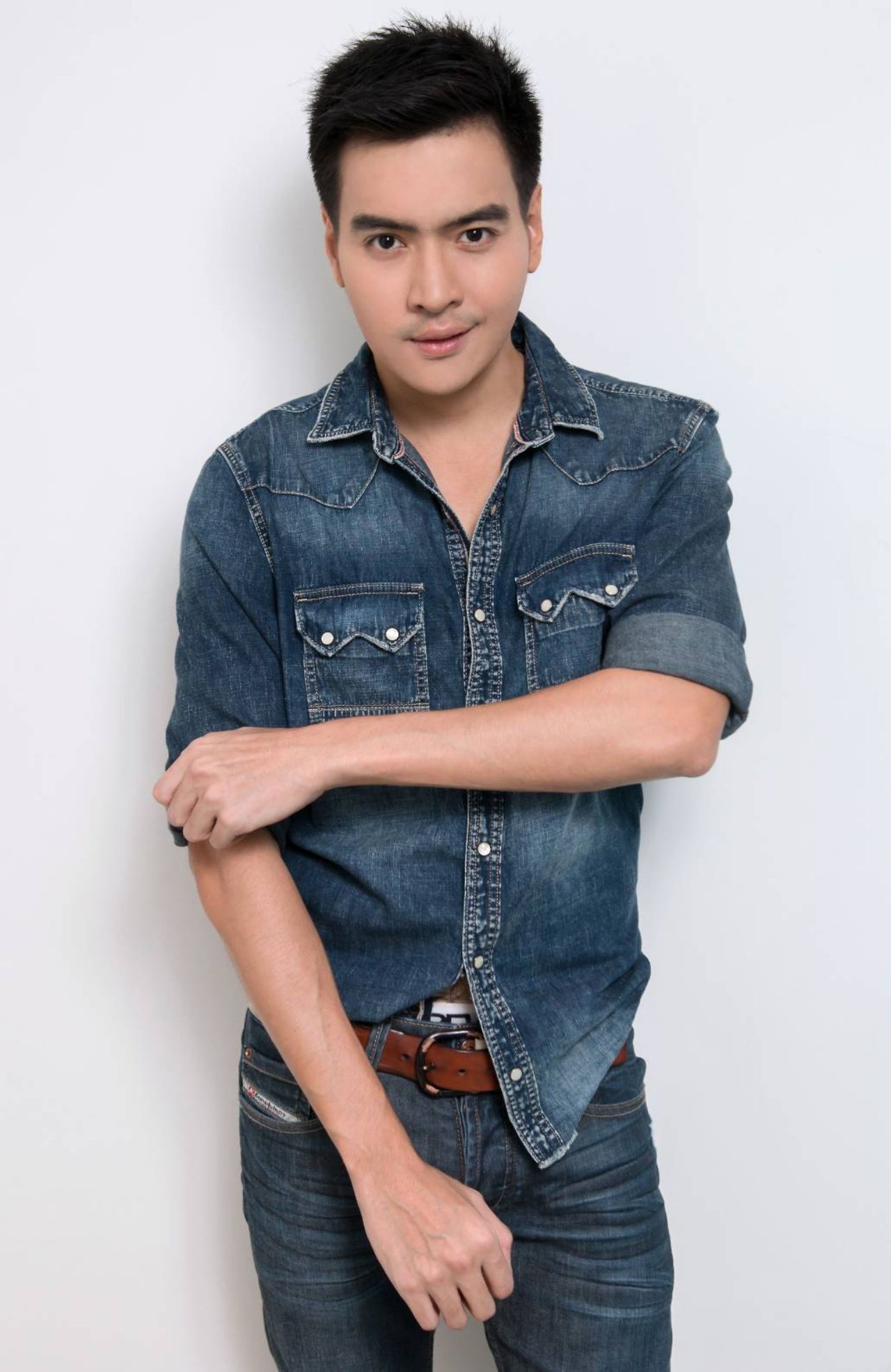 เบน กิตติศักดิ์ ครับ หรือ เบน หินกลิ้ง พิธีกร หลักรายการ #OnTheWay ทางยูทูบชาแนล