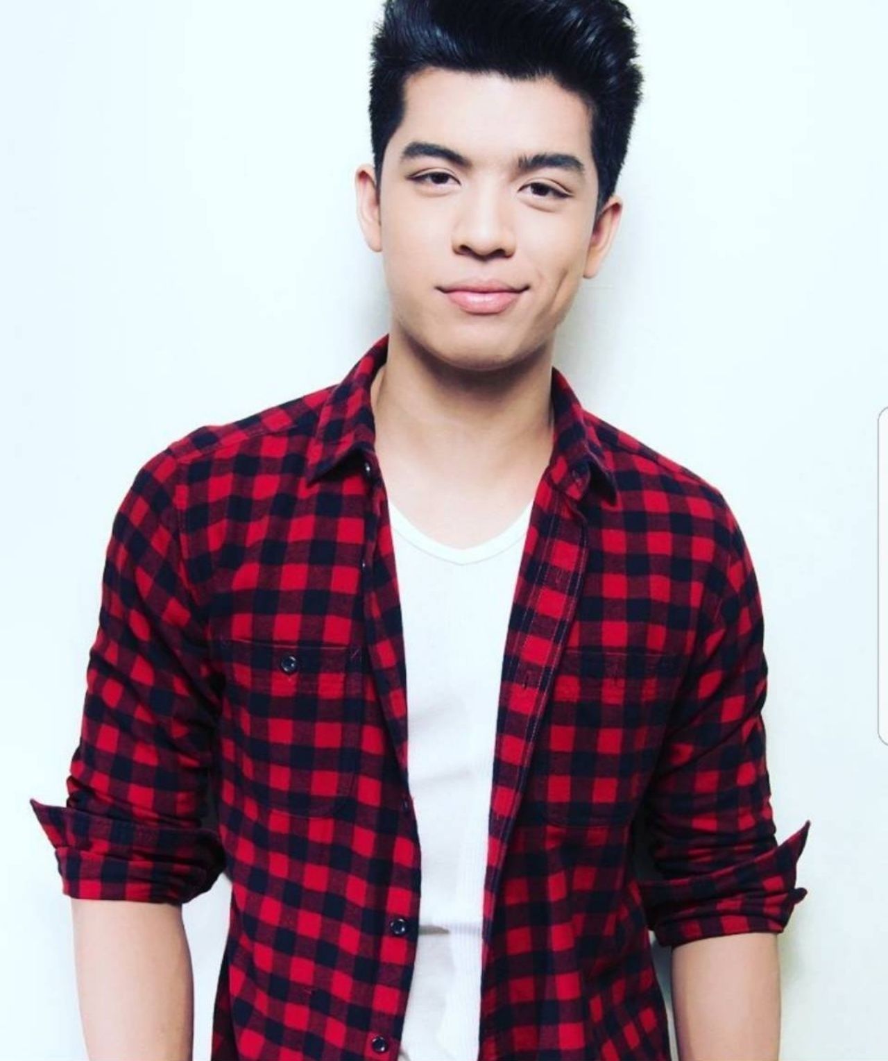 จอส หรือ เวอาห์ แสงเงิน ที่นายยุทธนาส่งแคสติ้งจนได้เป็นพิธีกรรายการ 