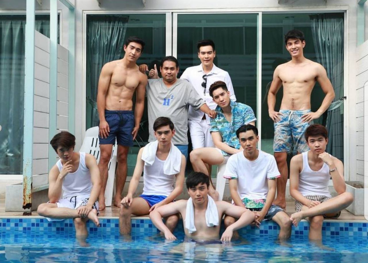 นายยุทธนา นารี หรือ เอก เอเจนซี่ eak-ceo เอนเตอร์เทนเม้นท์ กับเด็กๆ ในการดูแล