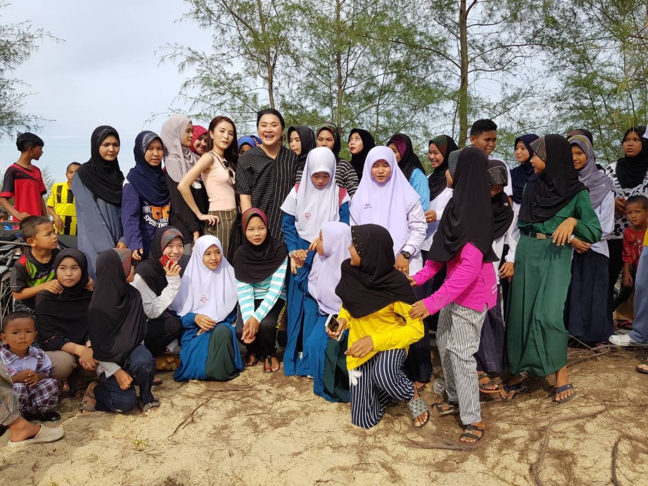 แลดูอบอุ่น ไทยมุงหน่อย นานทีมีกองถ่ายทำมา