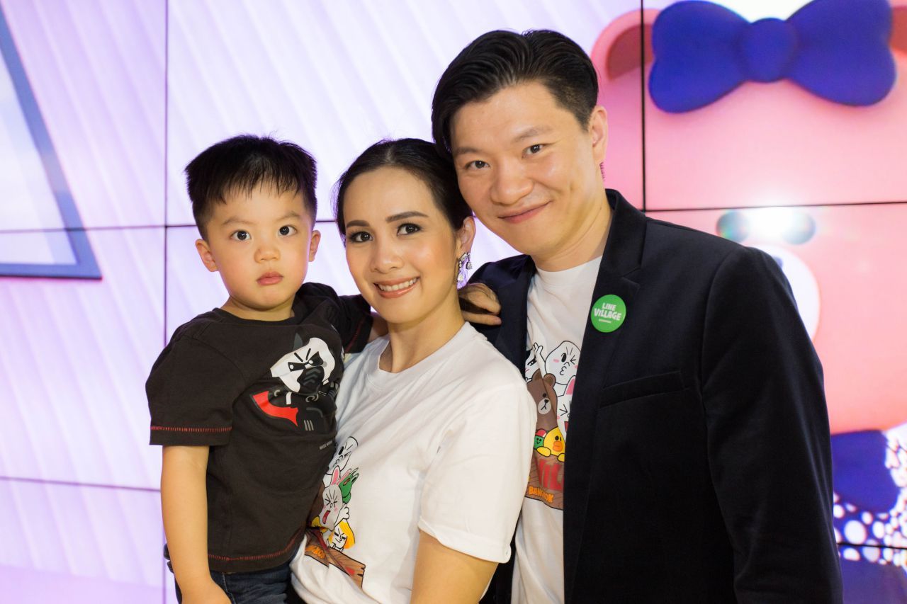 คุณไนท์ ภรรยาและลูกชาย