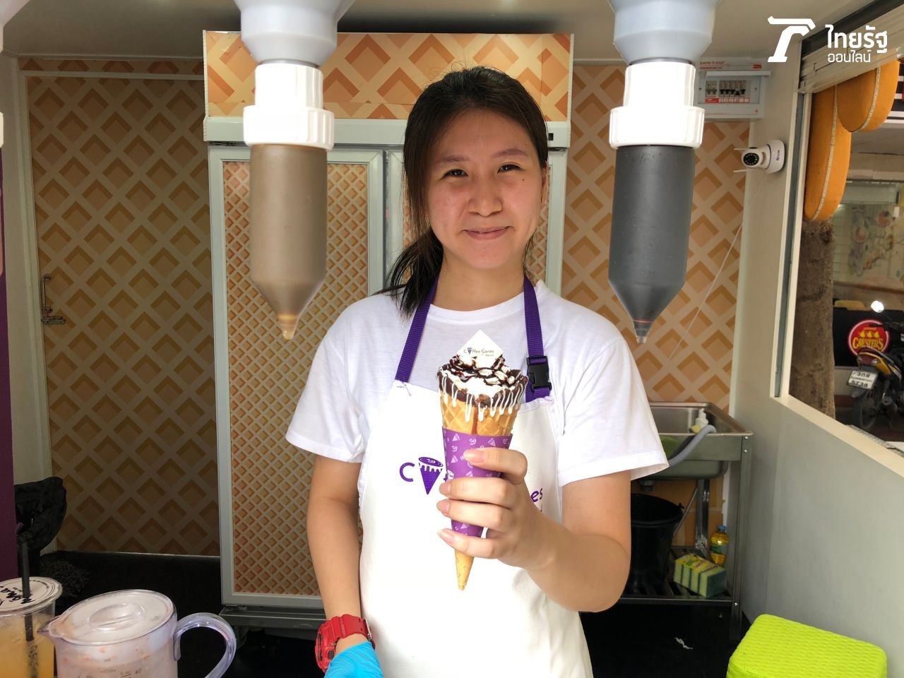 น้องคนขายยิ้มหวาน น่ารัก :)