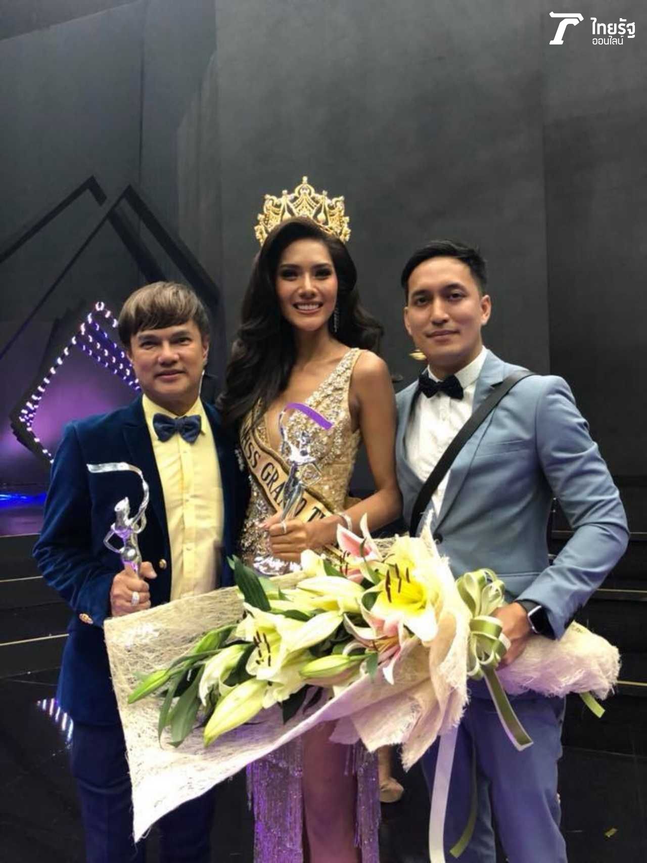 (ขวามือ) กบ ธนพัฒน์ นวลสกุล กรรมการตัดสินมิสแกรนด์ภูเก็ต 2018 อีกคนที่คอยสนับสนุน มอส น้ำอ้อย 