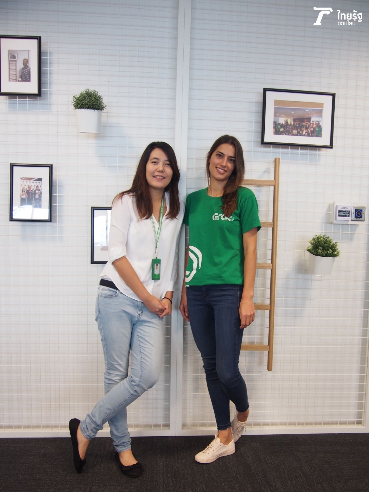 นานิ นิธินวกร (ซ้าย) และ Janna De Vos (ขวา)