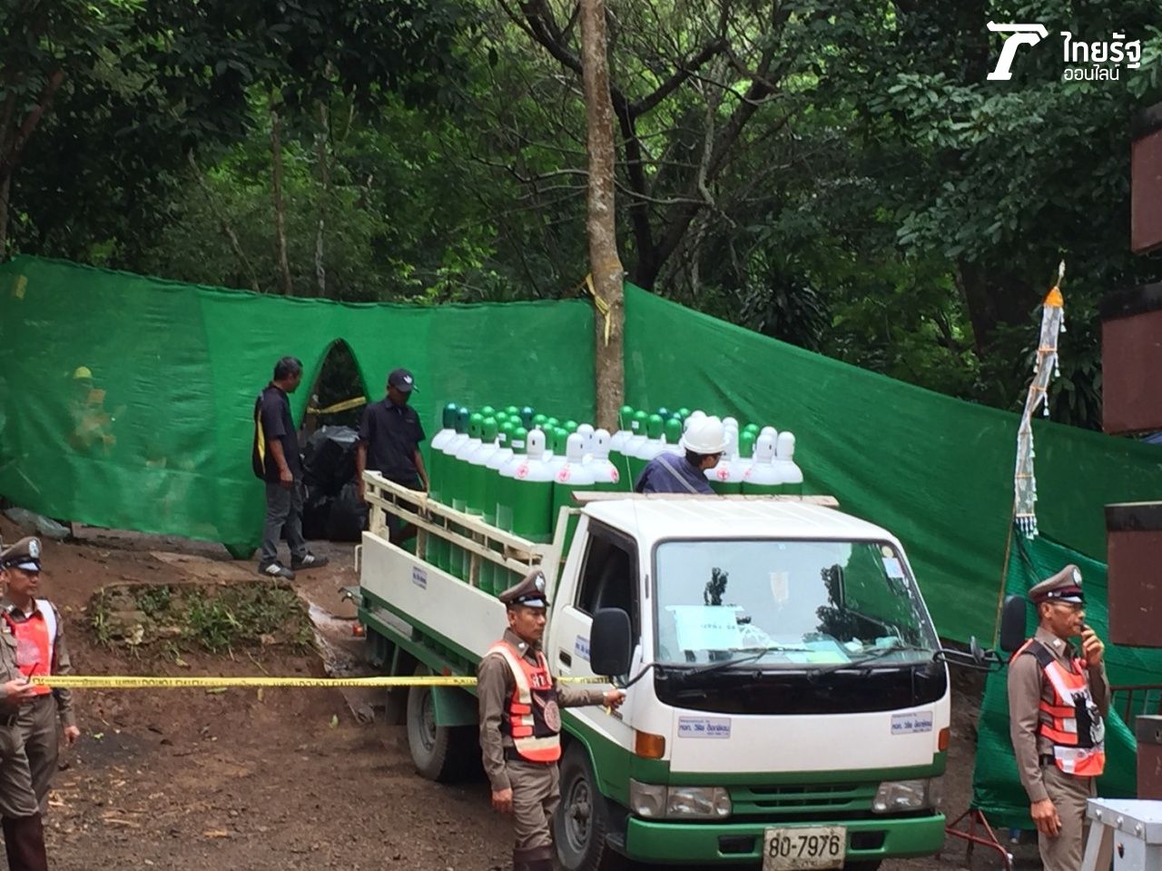 เวลา 08.48 น. เจ้าหน้าที่นำถังออกซิเจนเข้ามาเพิ่มประมาณ 40 ถัง