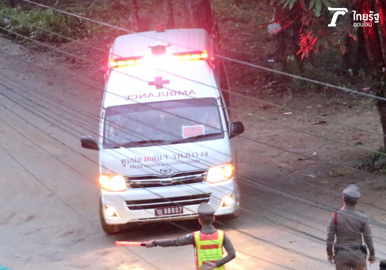 เวลา 19.00 น. รถพยาบาลคันที่ 1 และคันที่ 2 นำนักฟุตบอลทีมหมูป่าที่ได้ติดในถ้ำหลวง-ขุนน้ำนางนอน มายังสนามกีฬาบ้านจ้อง  เพื่อขึ้น ฮ. ไป รพ.เชียงรายประชานุเคราะห์ 