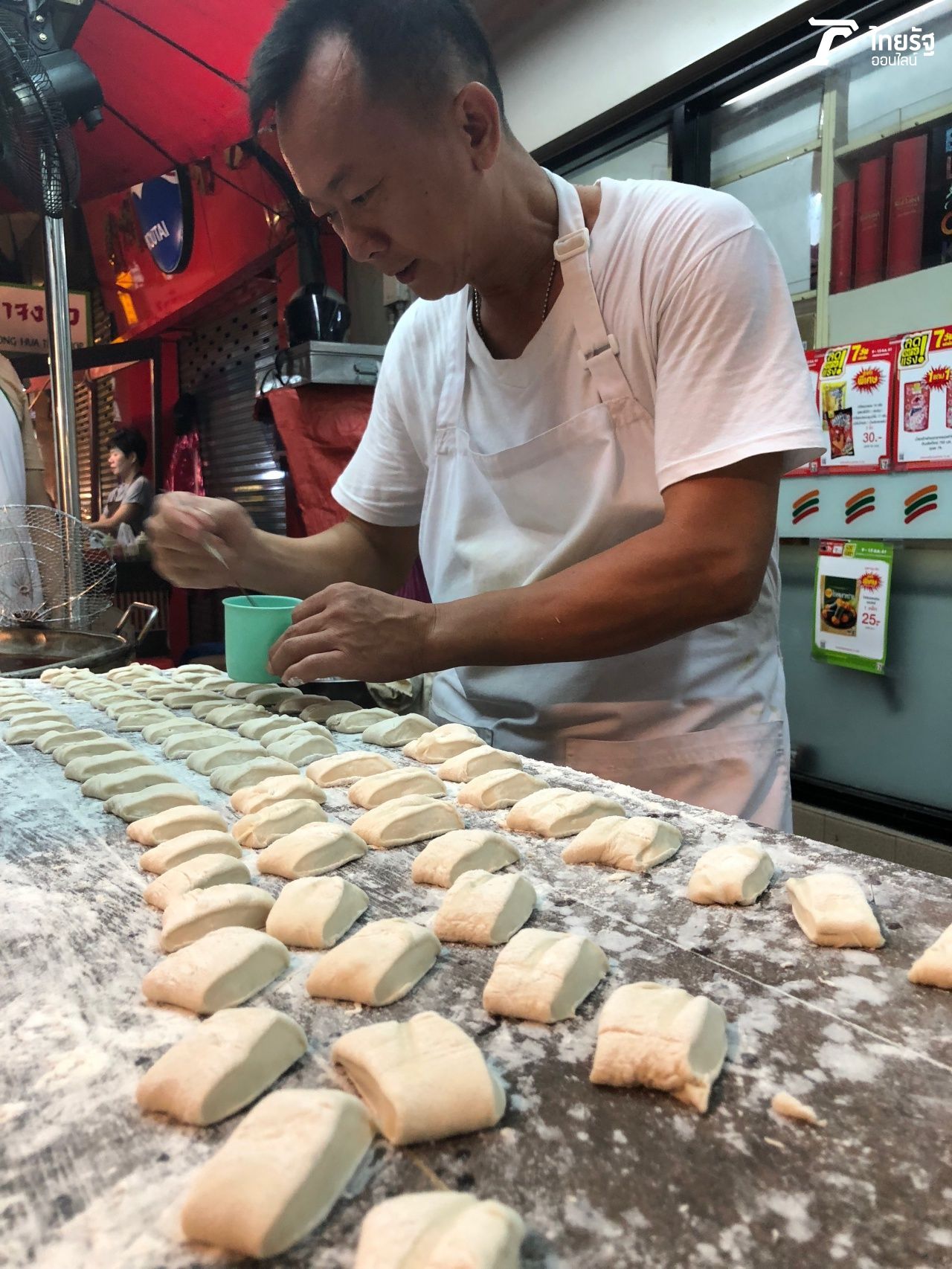 เคล็ดความอร่อย คือ ส่วนผสมแป้งที่เจ้าของร้านนวดเอง