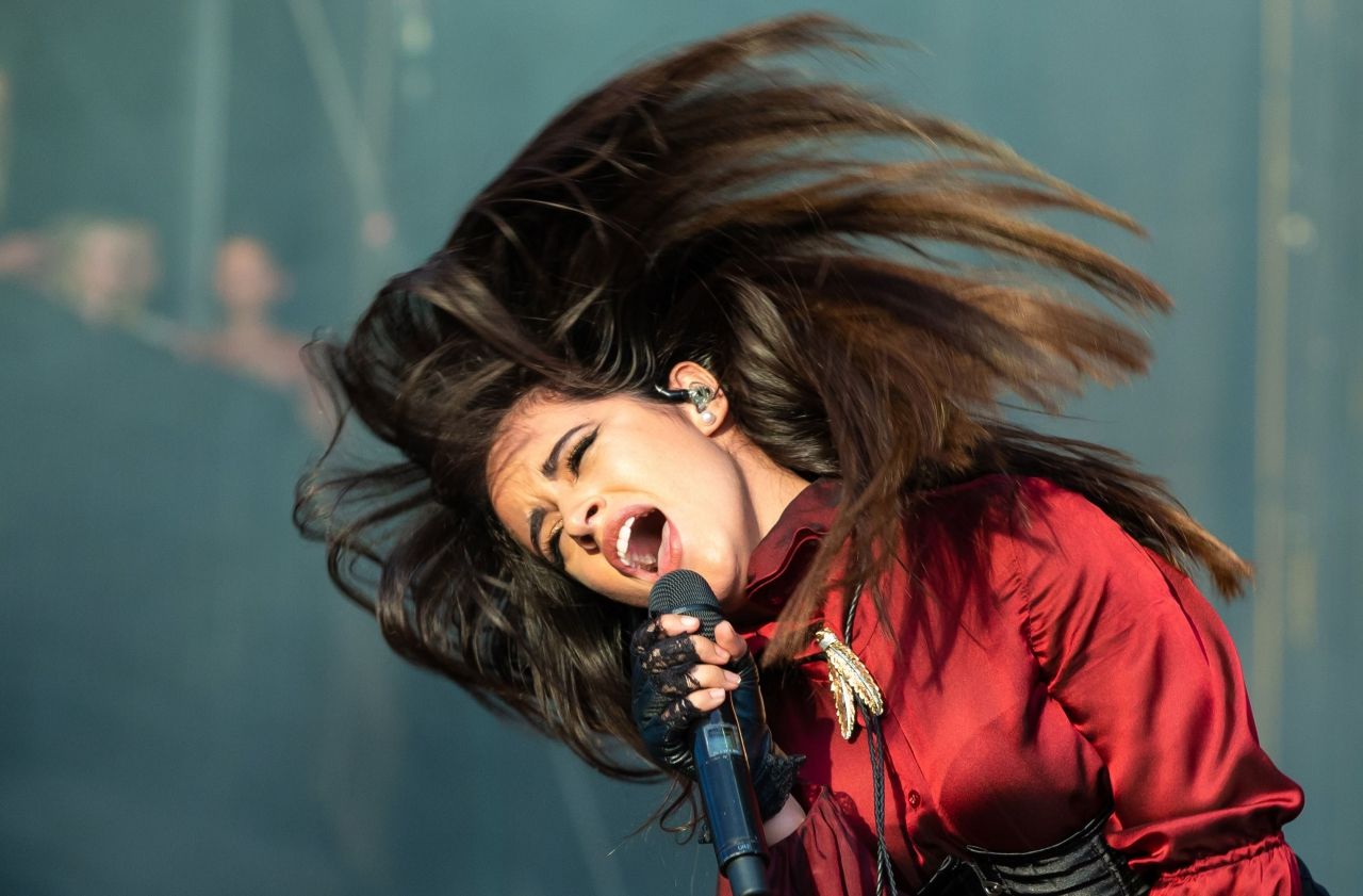 เรื่องสะบัดๆๆๆ คามิลล่า คาเบลโล ไม่เป็นสองรองใคร  