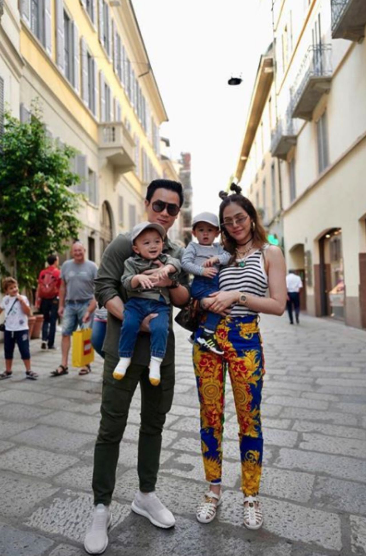 ครอบครัวสุขสันต์ พ่อหล่อ แม่สวย ลูกหล่อน่ารัก