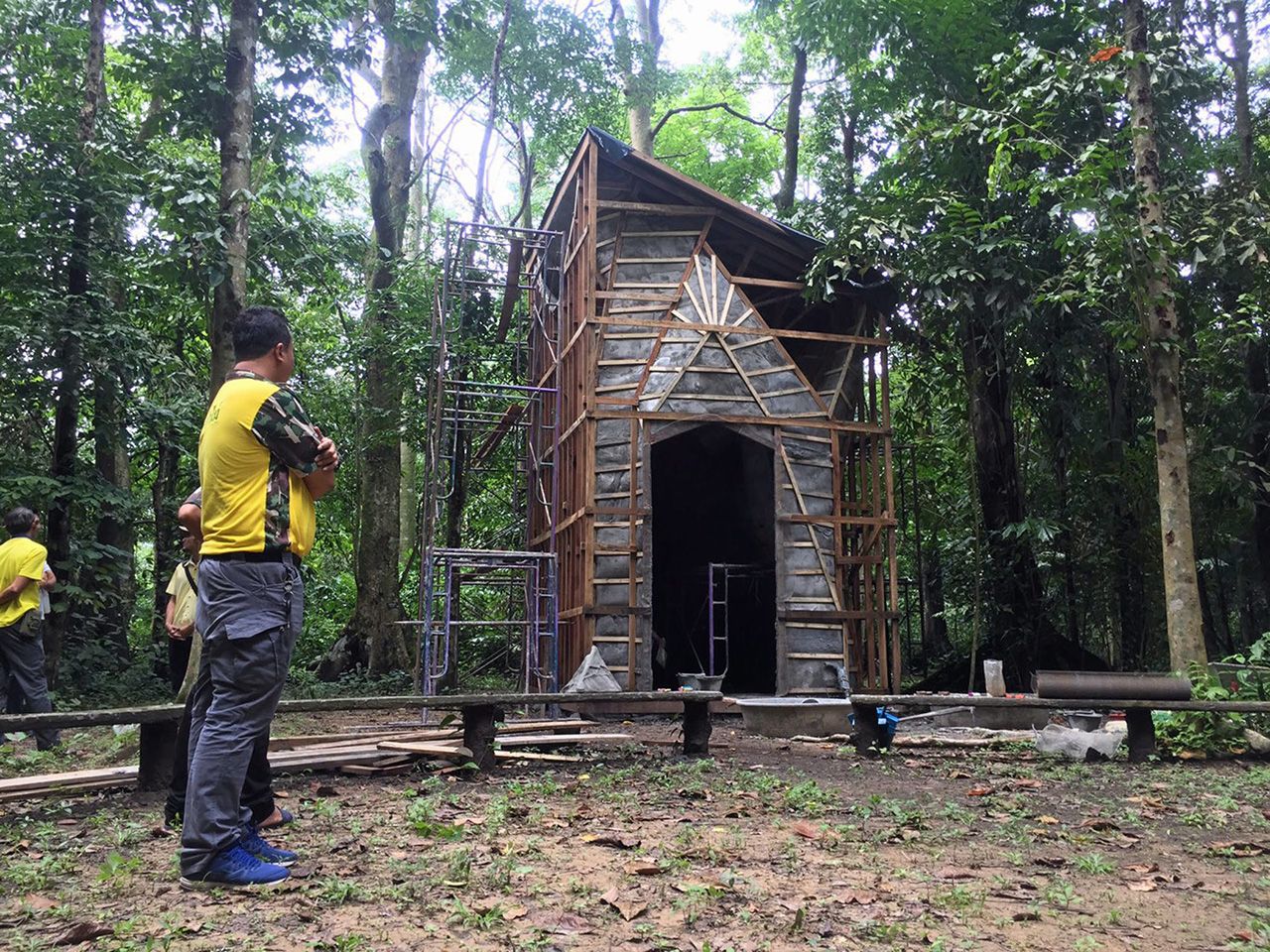 ช่างกำลังสร้างสถานที่ตั้งผลงานบริเวณอุทยานแห่งชาติธารโบกขรณี.