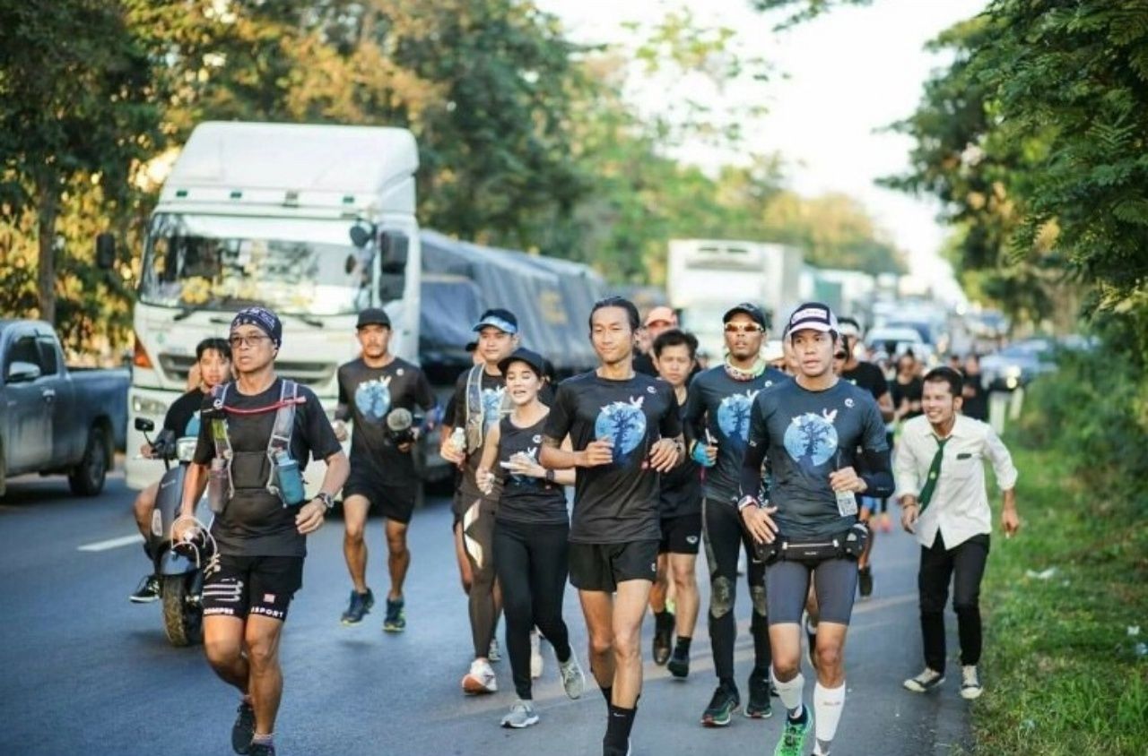 นพ.อกนิษฐ์ ศรีสุขวัฒนา หรือ คุณหมอแอร์ โดยมีกระบอกน้ำขนาดเล็กติดตัว ขณะร่วมวิ่งกับ ตูน บอดี้สแลม และทีมก้าวคนละก้าว (ขอบคุณภาพจากเพจ ก้าวคนละก้าว)