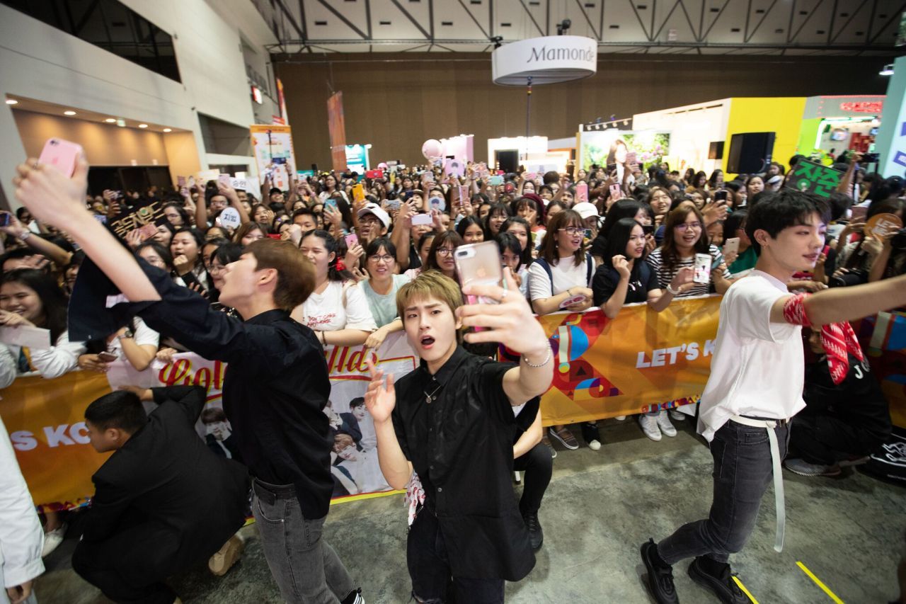 ใกล้ชิดแฟนคลับมากๆ 