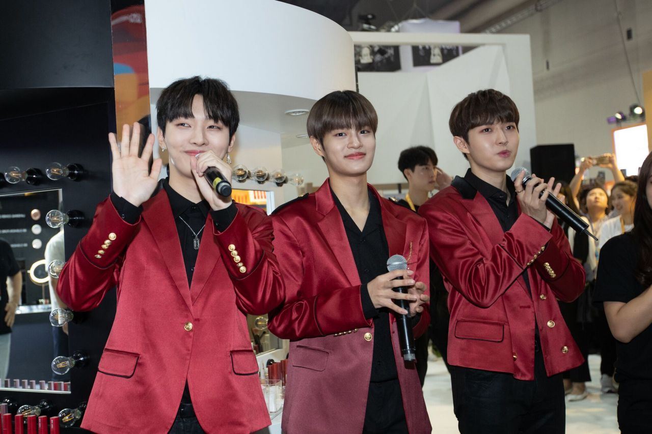 บูธแทบแตกเมื่อเจอ 3 หนุ่ม Wanna one