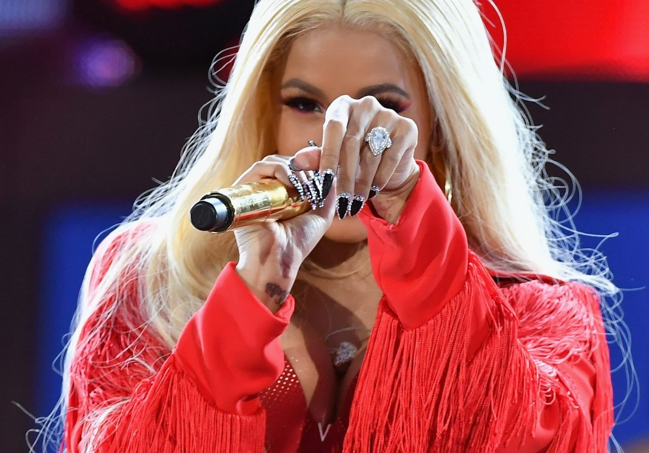 โชว์แหวนและอวดเล็บ เบาๆ 