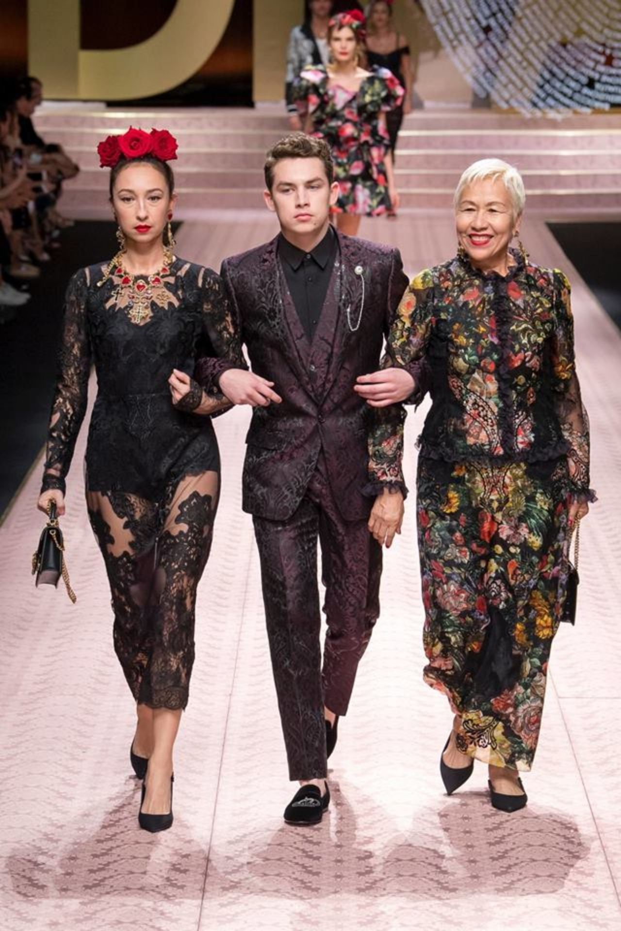 ควงสองสาว