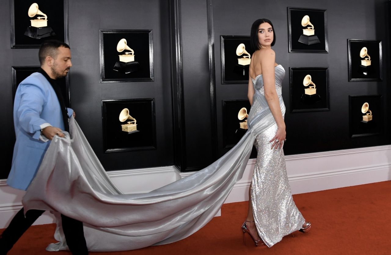 ต้องคอยลากๆ ถือๆ ให้ ดัว ลิปา ปังๆ ในชุดของ Atelier Versace