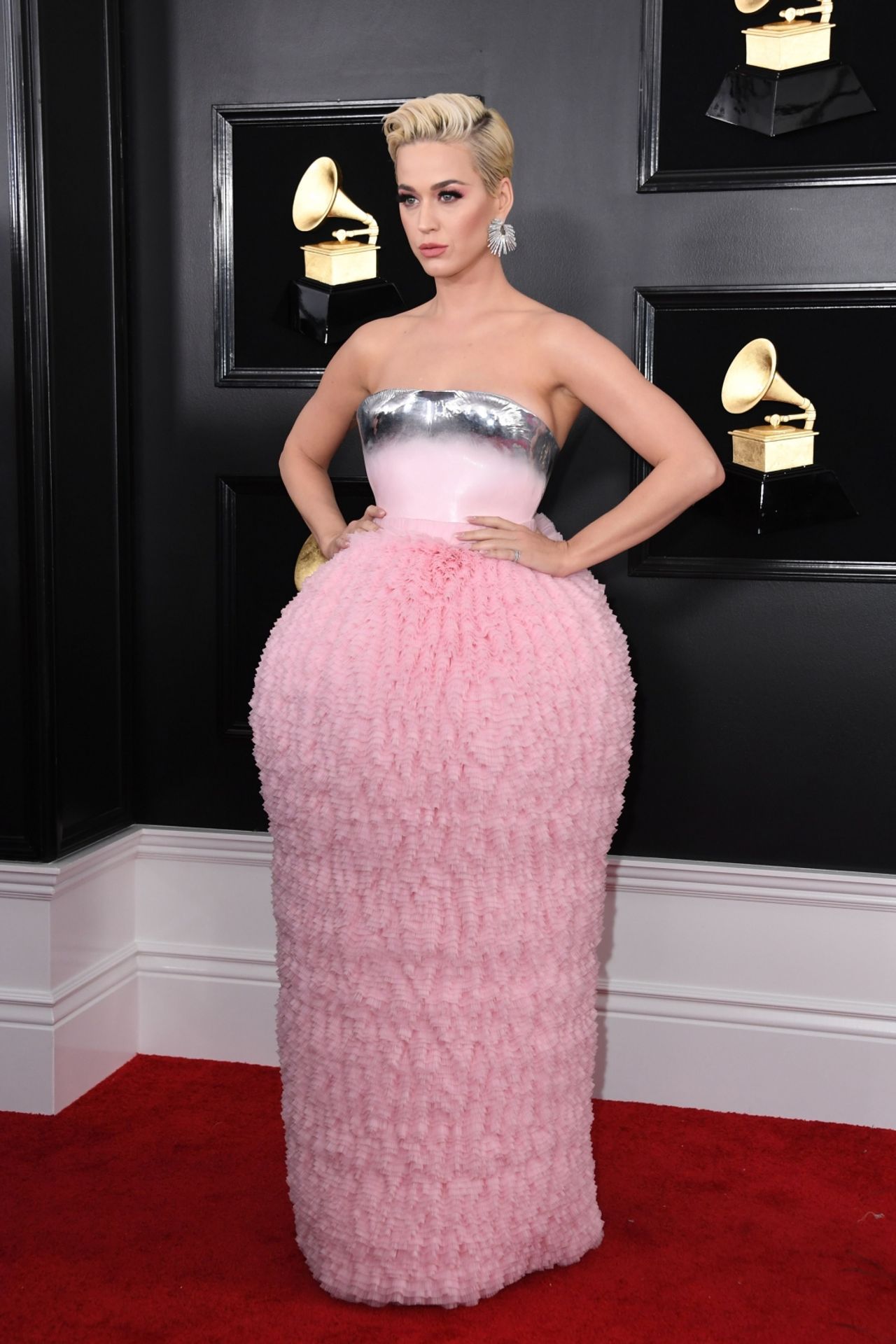 สวย? เริด? เคที เพอร์รี แปลกตาจัง กล้าแต่งในชุดของ Balmain